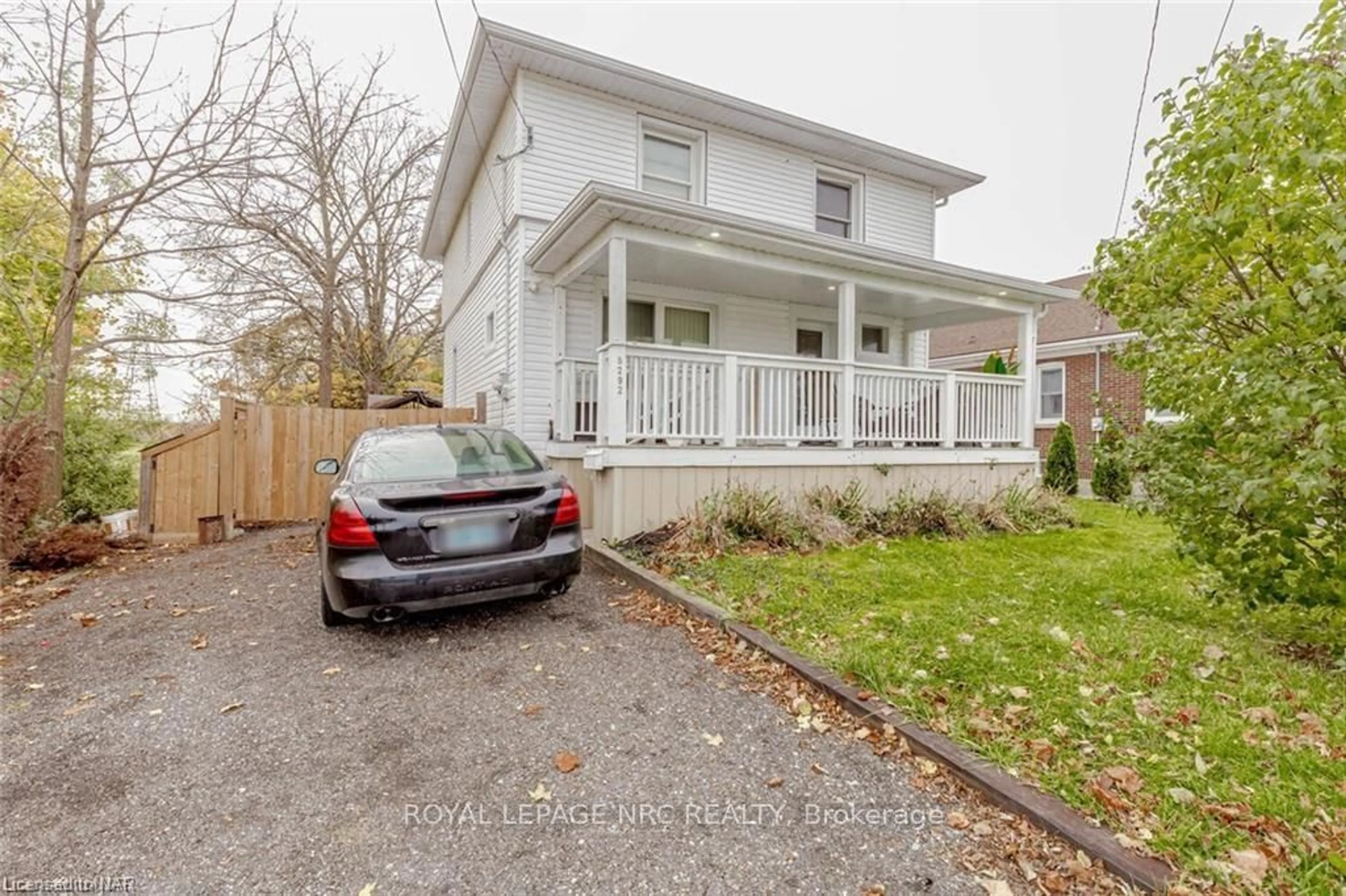 Frontside or backside of a home, the street view for 5292 BRIDGE St, Niagara Falls Ontario L2E 2T3