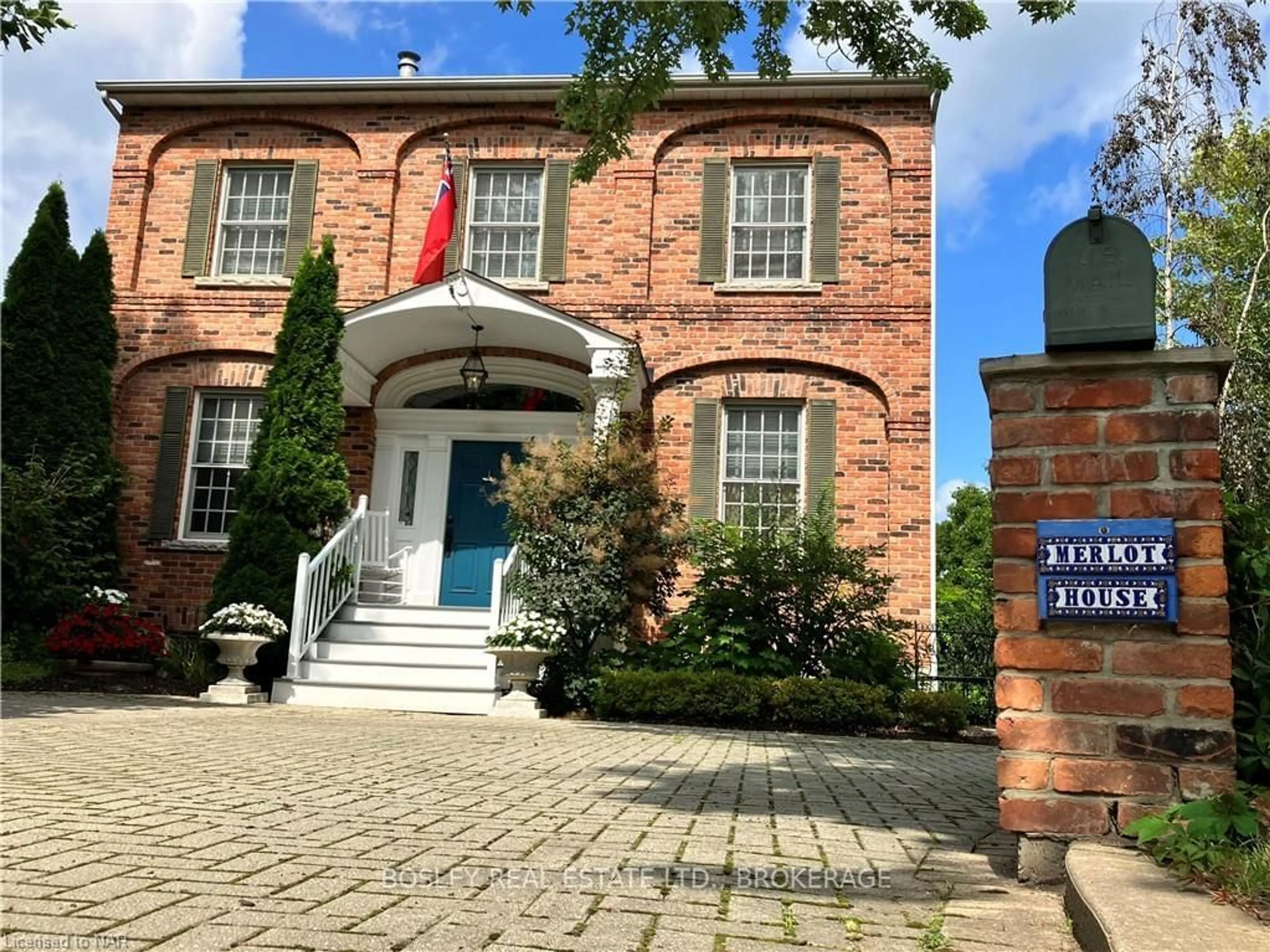 Indoor foyer for 619 KING St, Niagara-on-the-Lake Ontario L0S 1J0