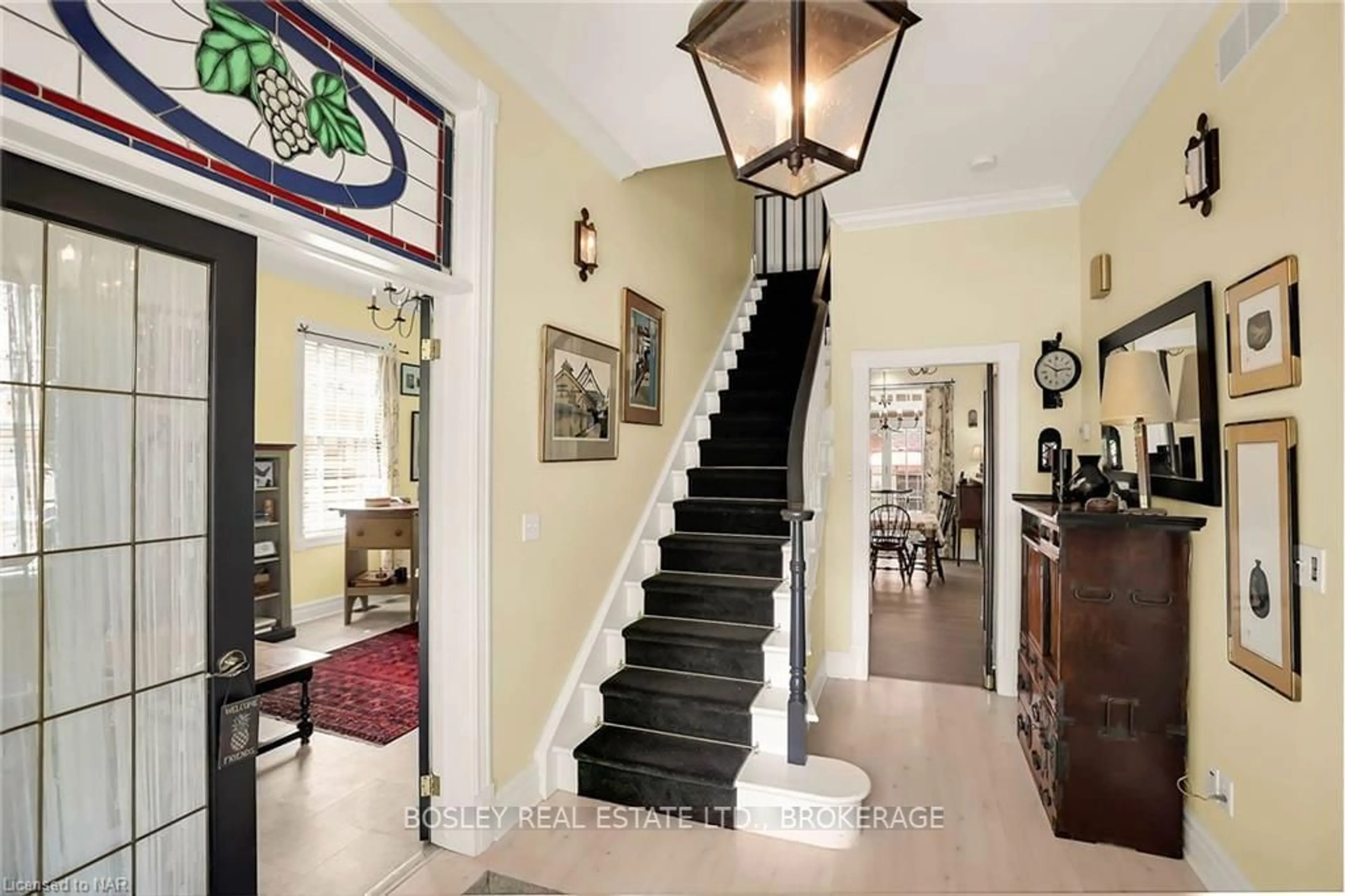 Indoor foyer, wood floors for 619 KING St, Niagara-on-the-Lake Ontario L0S 1J0