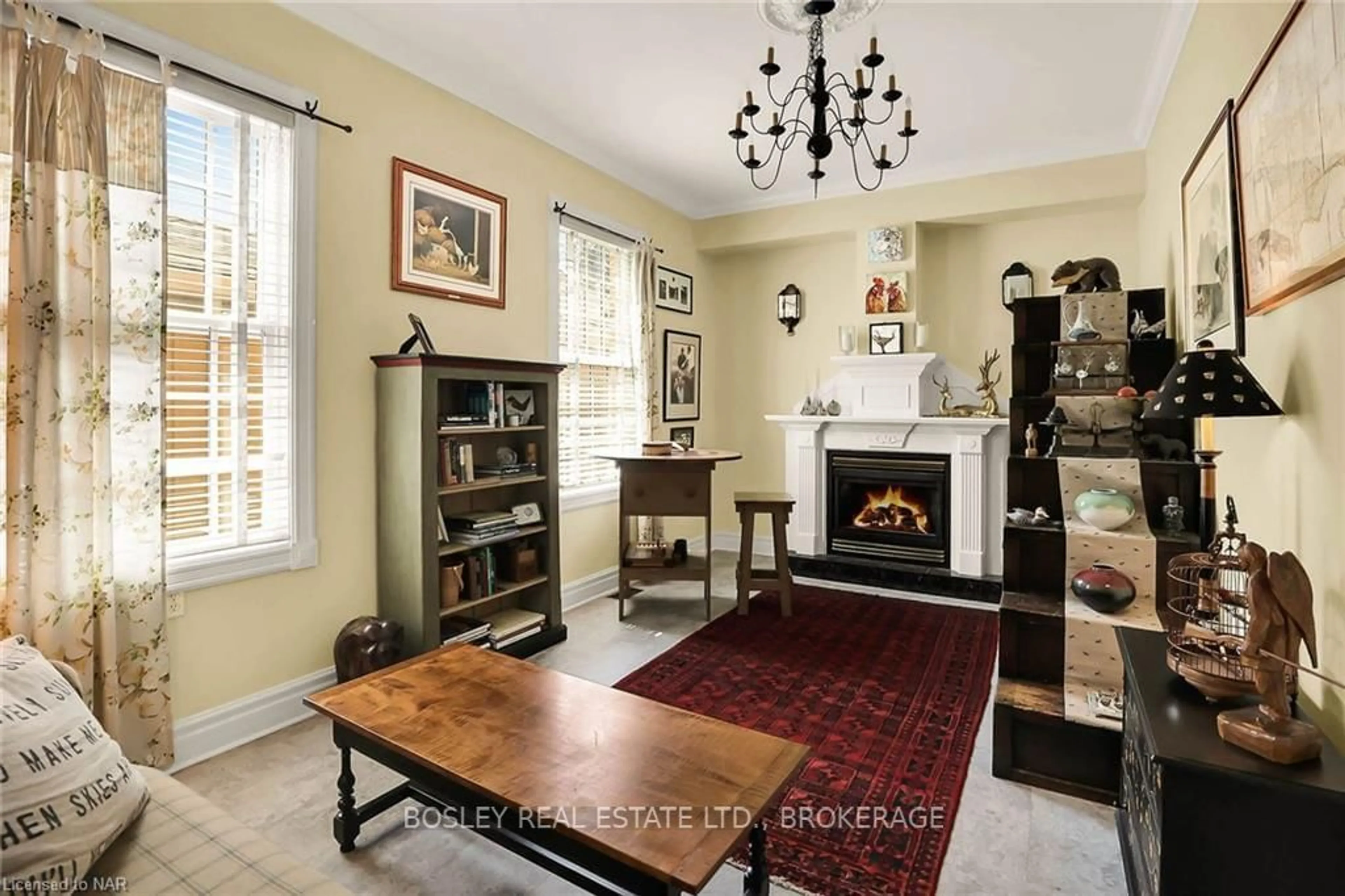 Living room, wood floors for 619 KING St, Niagara-on-the-Lake Ontario L0S 1J0