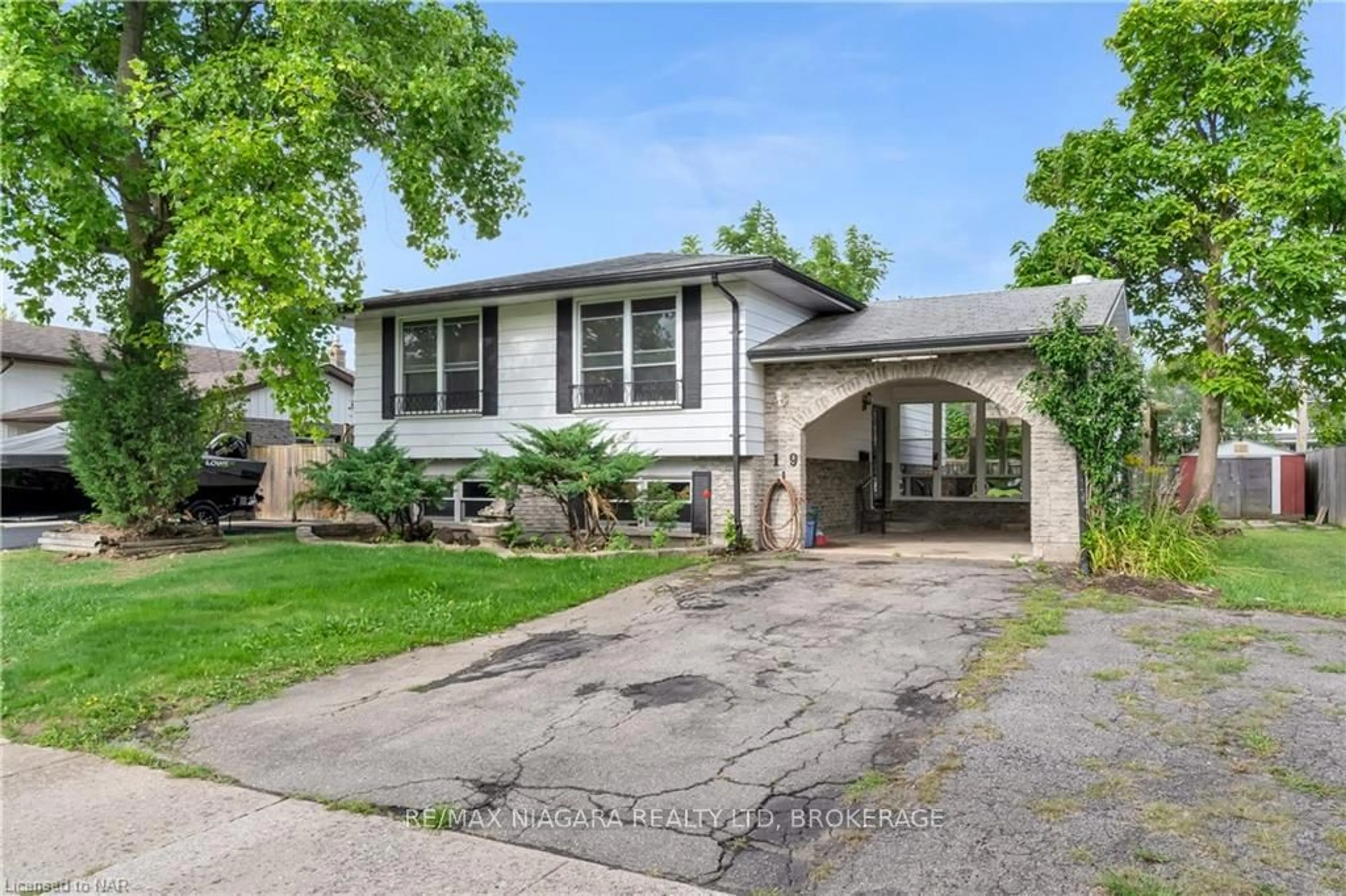 Frontside or backside of a home, cottage for 19 COLONIAL St, Welland Ontario L3C 5W6