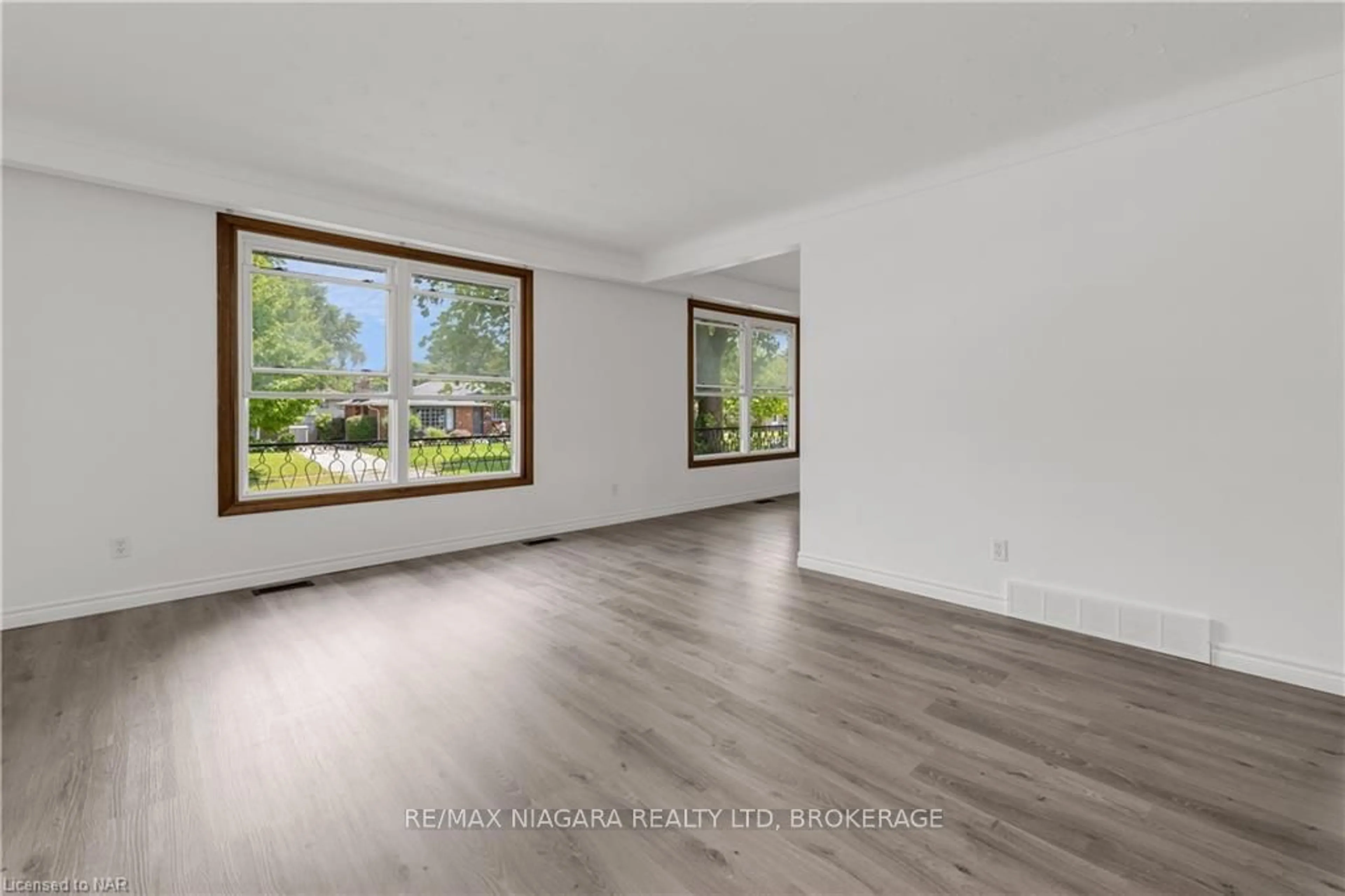 A pic of a room, wood floors for 19 COLONIAL St, Welland Ontario L3C 5W6