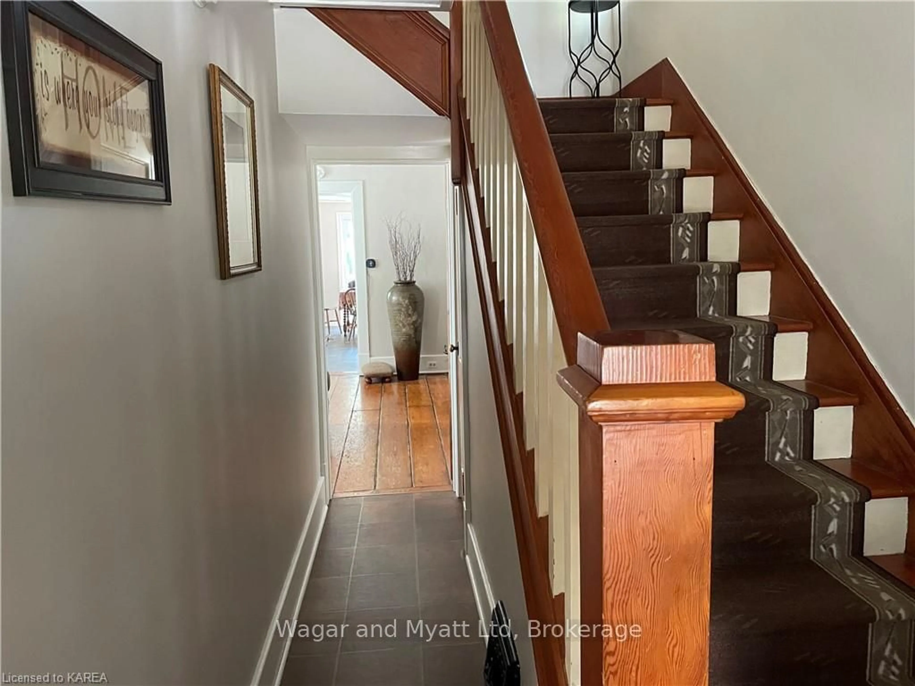 Indoor foyer, wood floors for 172 JOHN St, Greater Napanee Ontario K7R 1R5