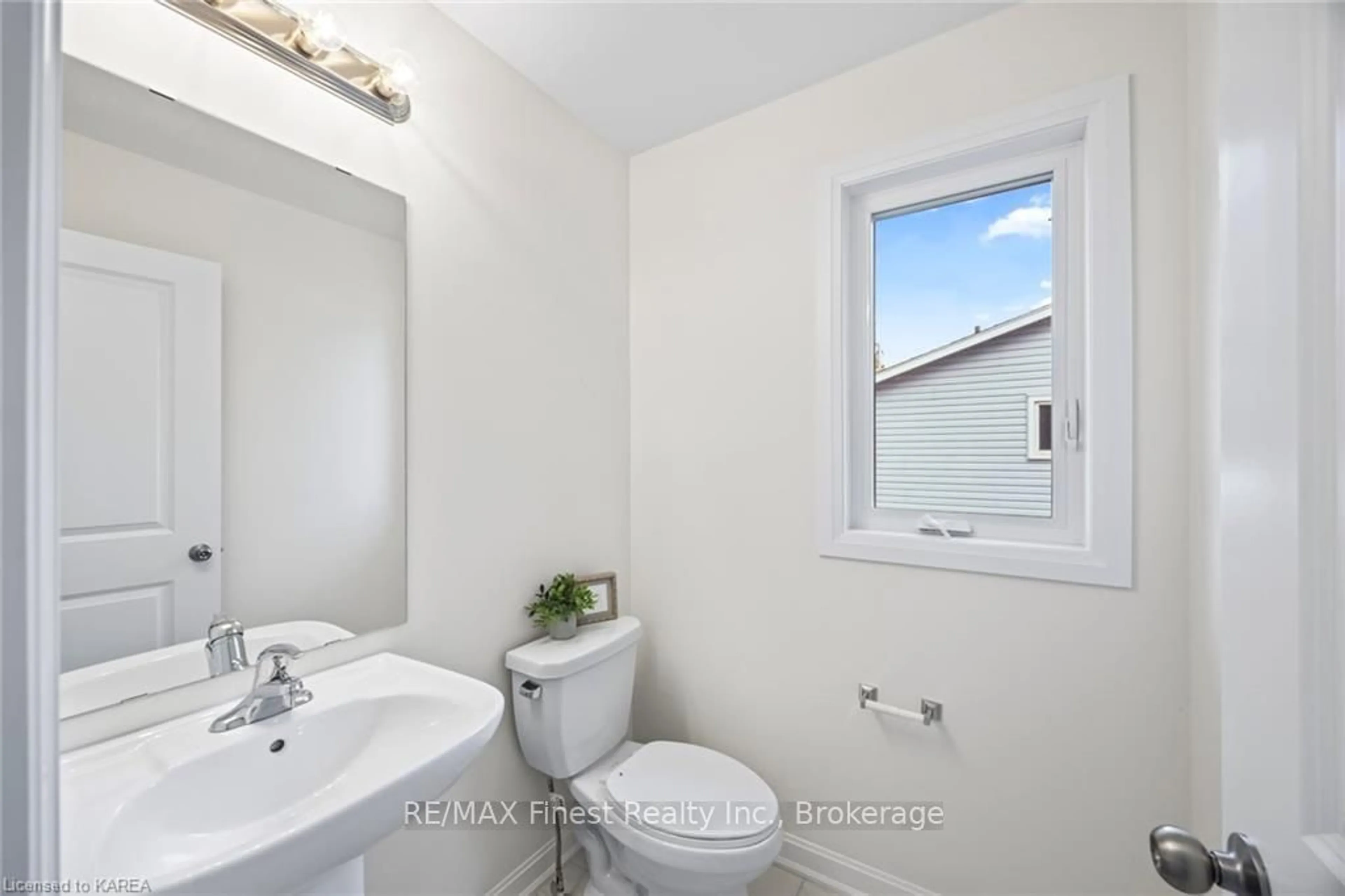 Standard bathroom, wood floors for 165 PURDY Rd, Loyalist Ontario K0H 1G0