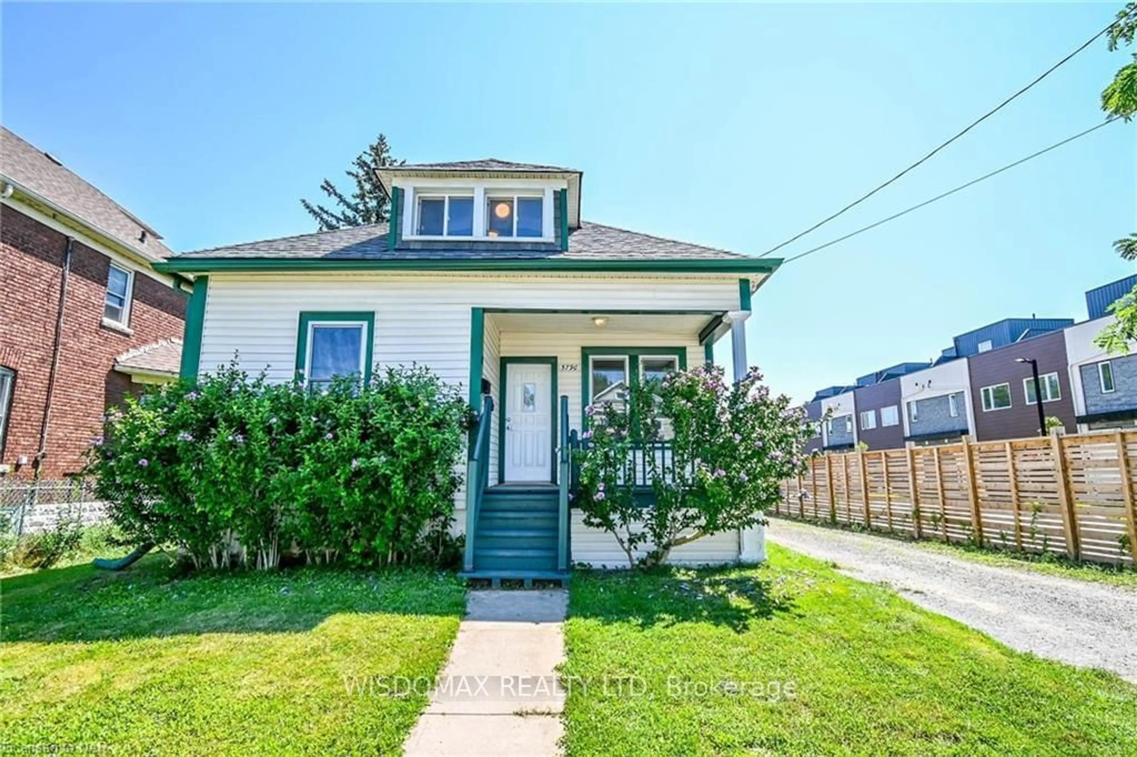 Frontside or backside of a home, cottage for 5790 ROBINSON St, Niagara Falls Ontario L2G 2B2