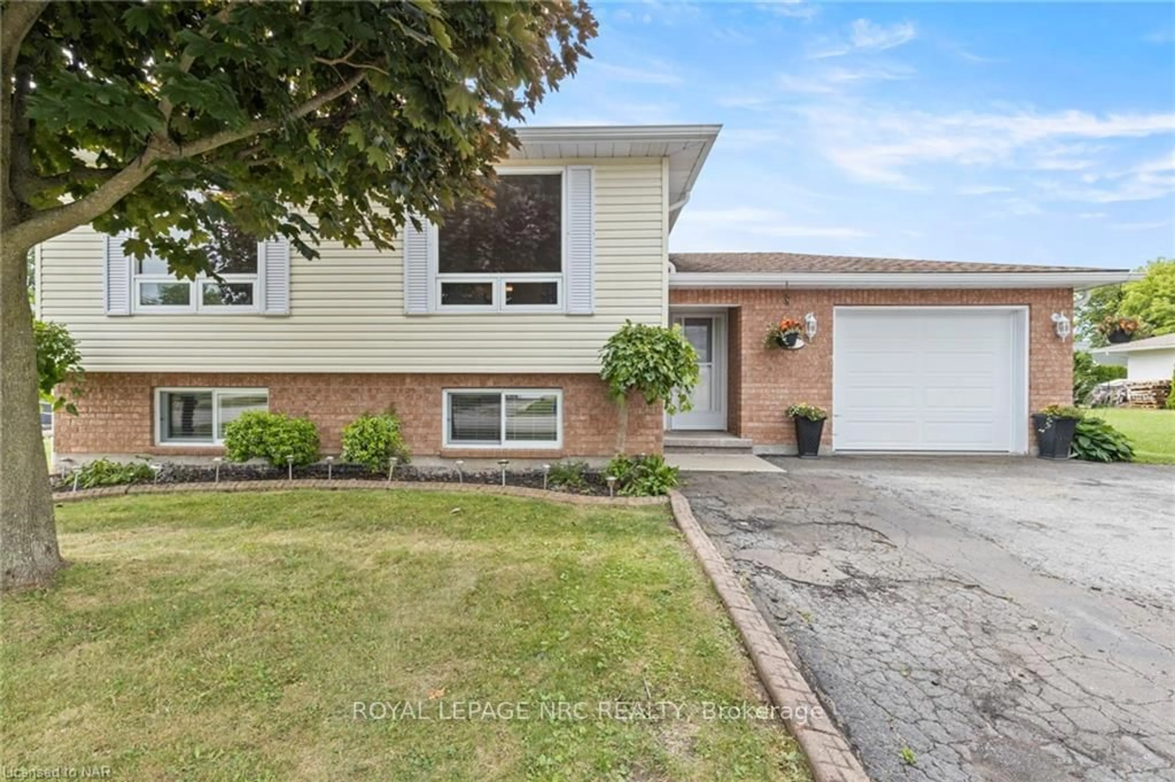 Frontside or backside of a home, the street view for 98 OST Ave, Port Colborne Ontario L3K 4A2