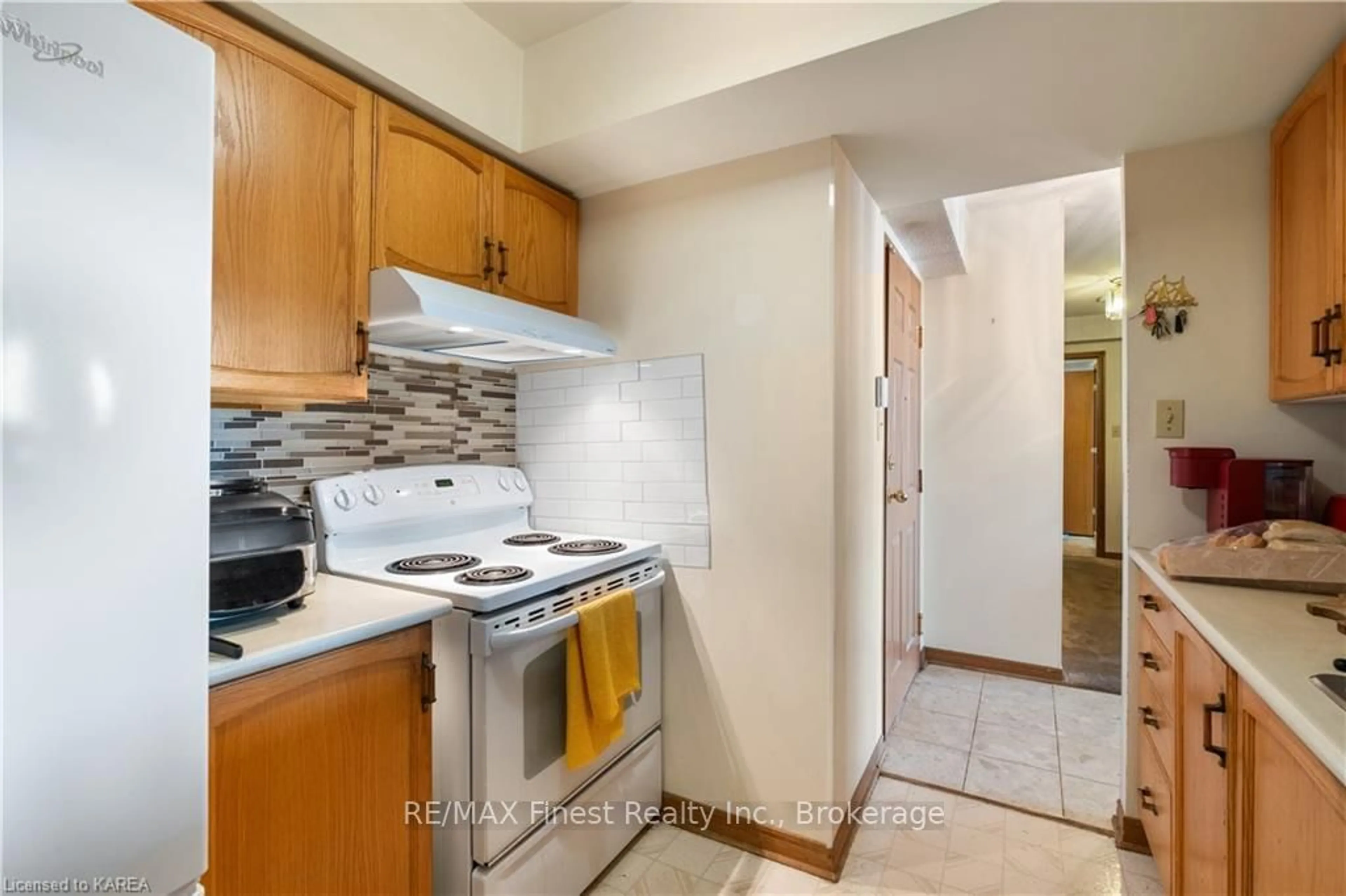 Standard kitchen for 675 DAVIS Dr #601, Kingston Ontario K7M 8L5