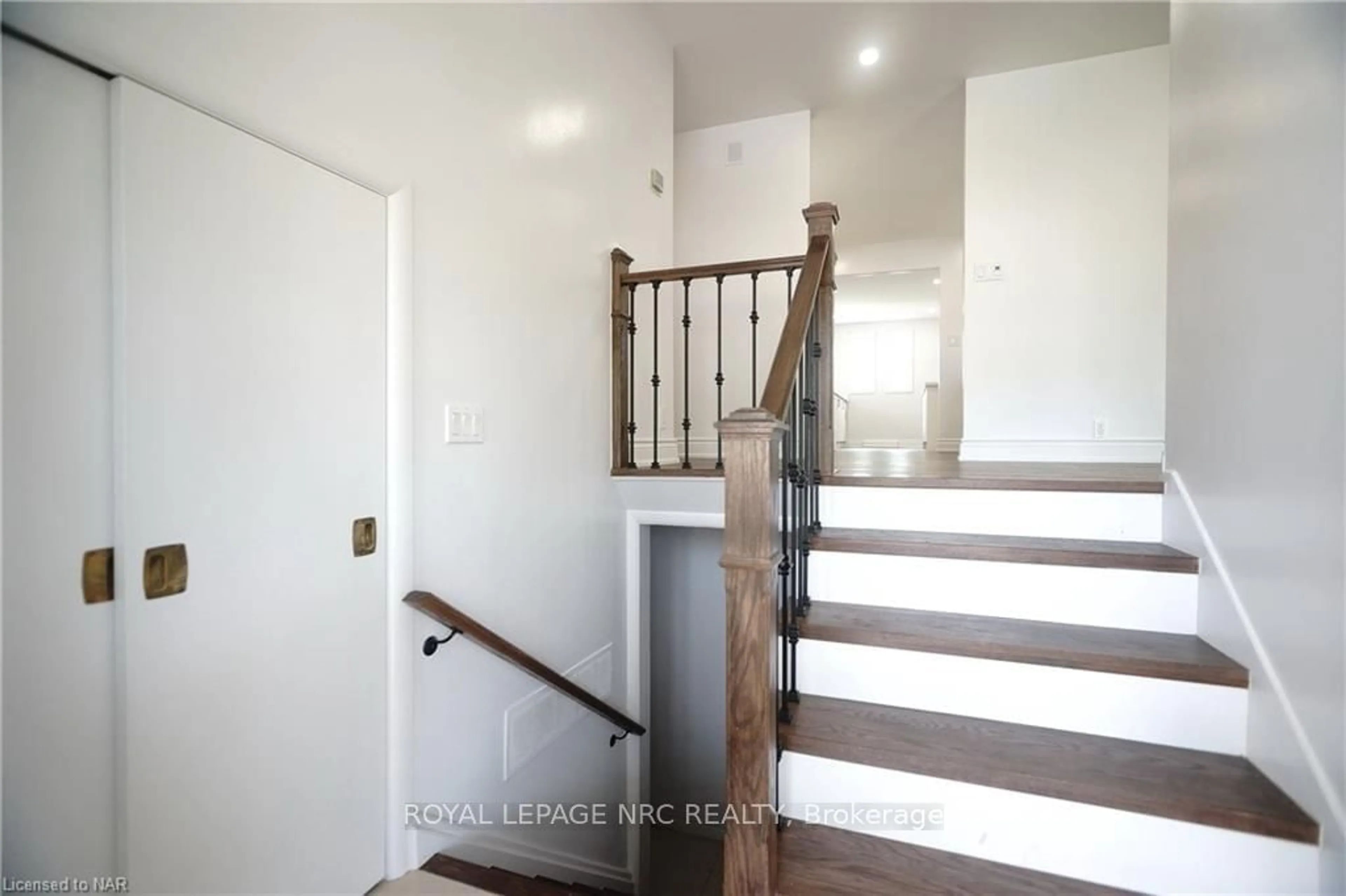 Indoor entryway, wood floors for 24 RIVERVIEW Blvd, St. Catharines Ontario L2T 3L8