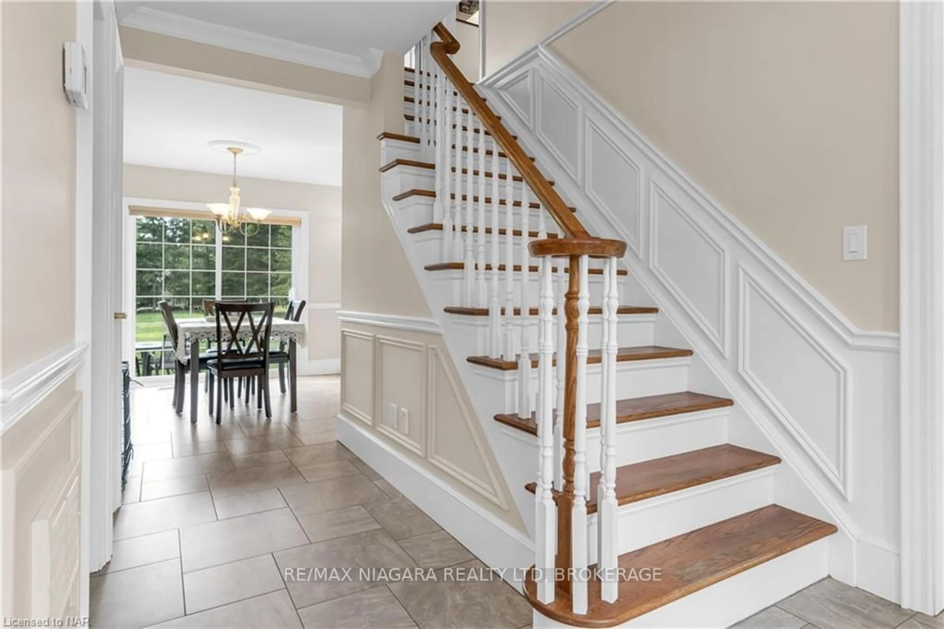 Stairs for 851 CARL Rd, Welland Ontario L0S 1K0