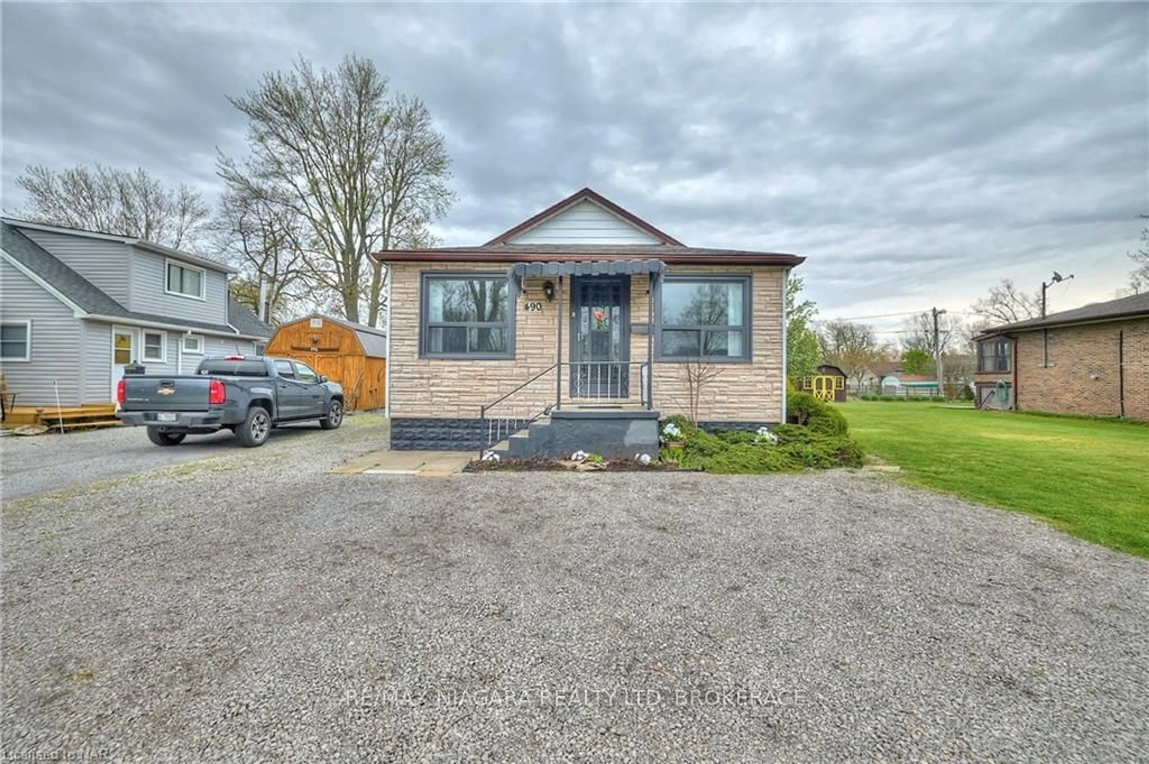 A pic from exterior of the house or condo, cottage for 490 FAIRVIEW Rd, Fort Erie Ontario L2A 4S3