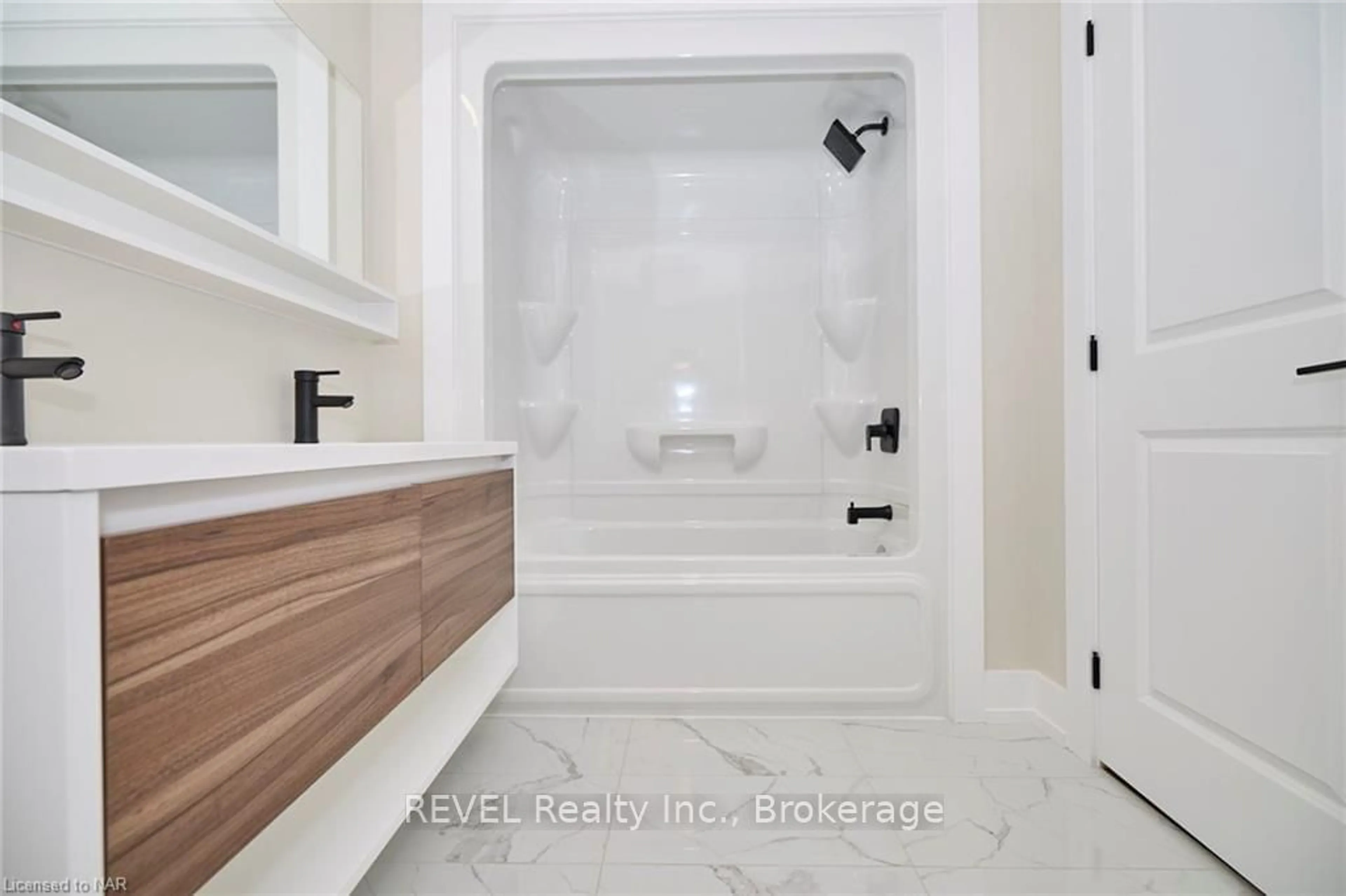 Contemporary bathroom, ceramic floors for 3739 DOMINION Rd, Fort Erie Ontario L0S 1N0