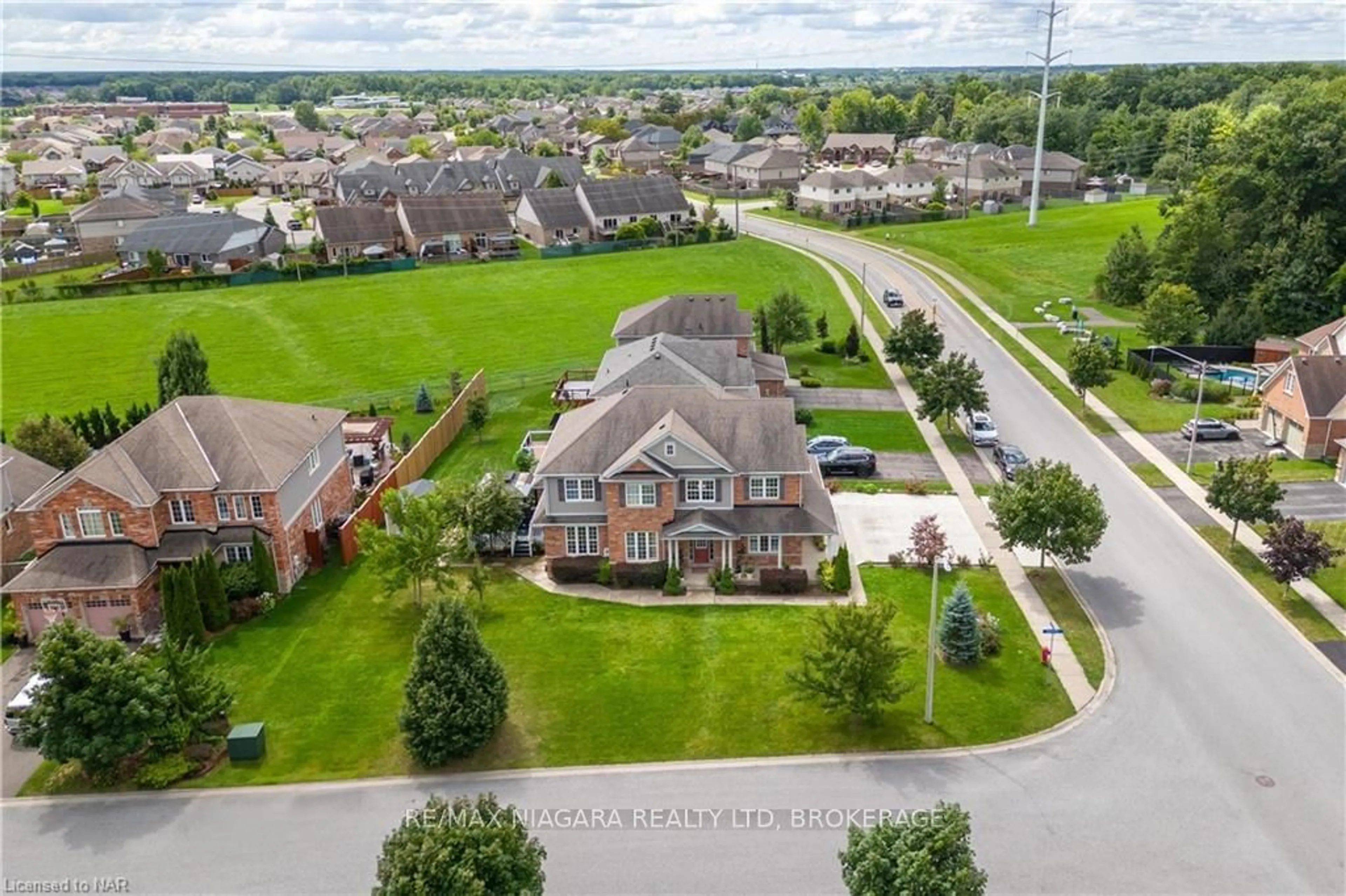 Frontside or backside of a home, the street view for 8760 MILOMIR St, Niagara Falls Ontario L2H 0C6