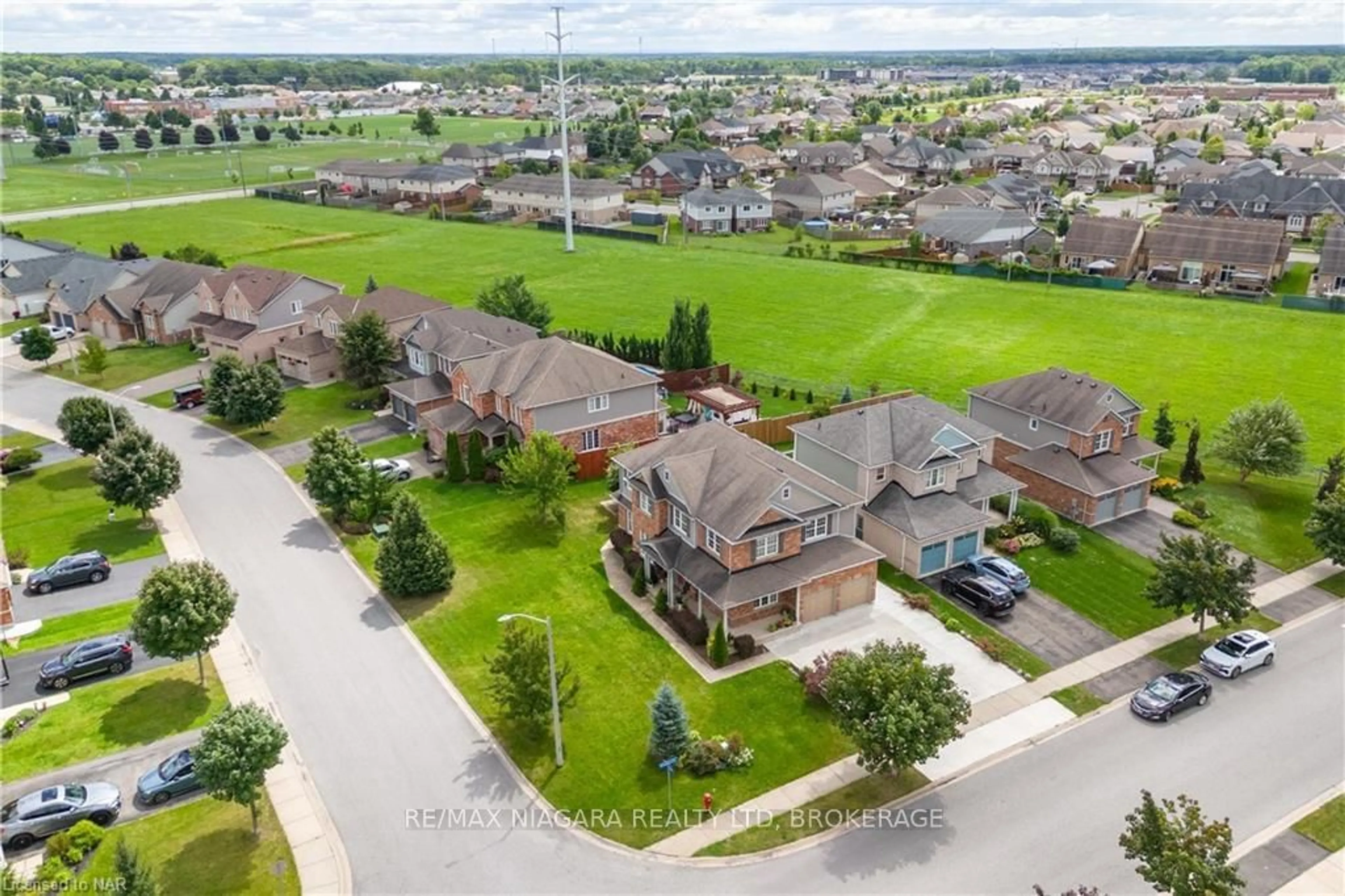 Frontside or backside of a home, the street view for 8760 MILOMIR St, Niagara Falls Ontario L2H 0C6