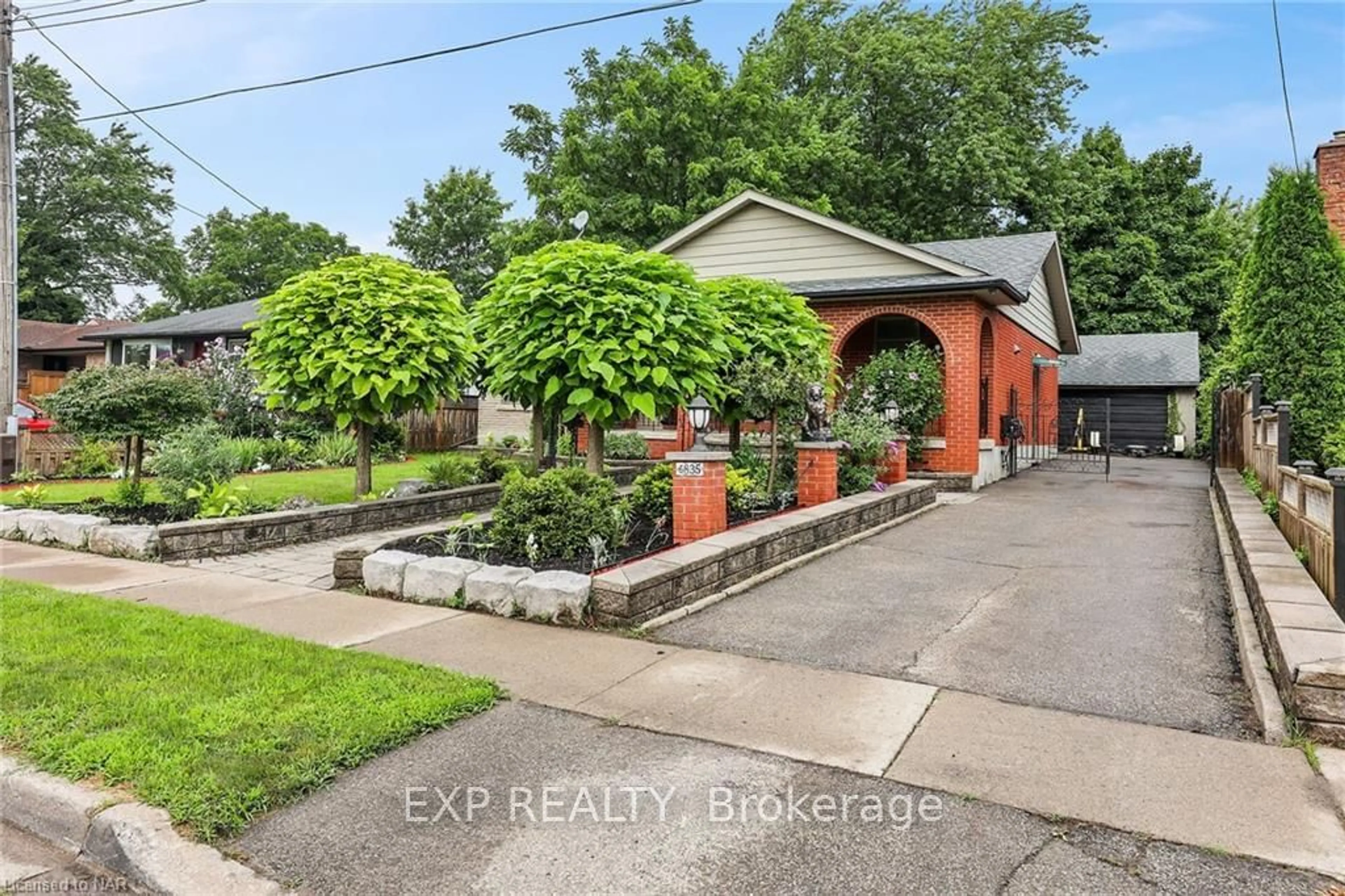 Frontside or backside of a home, the street view for 6835 WILLS St, Niagara Falls Ontario L2J 1Y6