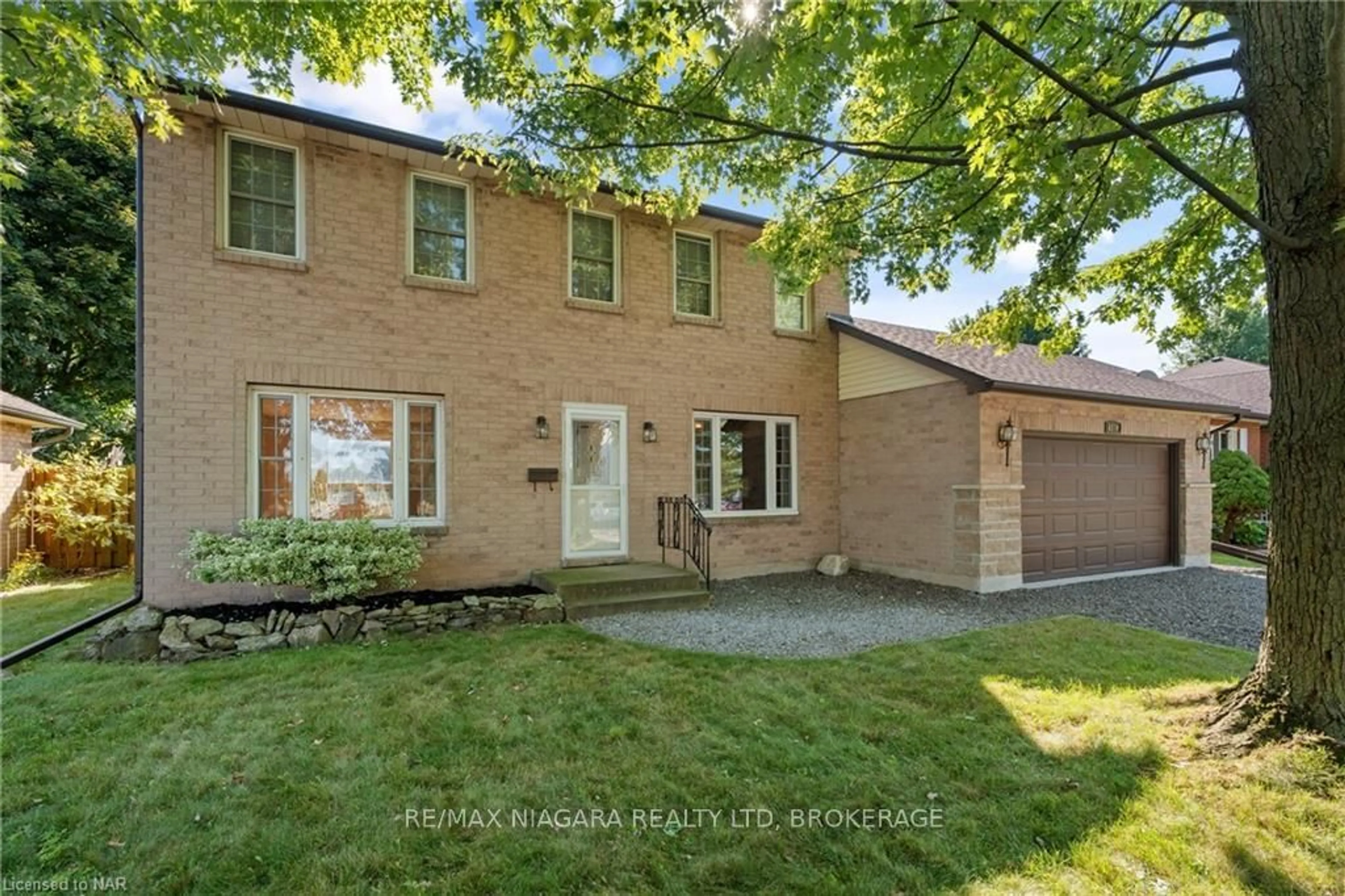 Home with brick exterior material for 6870 BUCKINGHAM Dr, Niagara Falls Ontario L2H 2R9