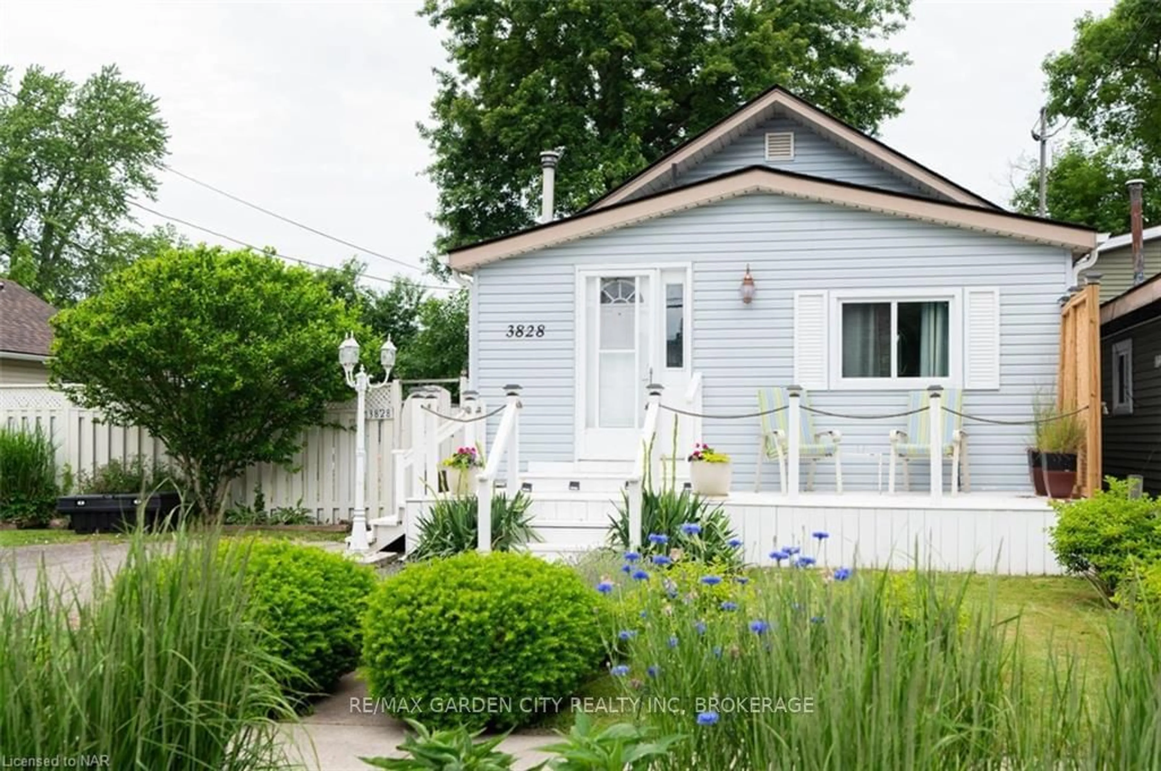 Frontside or backside of a home, cottage for 3828 ROXBOROUGH Ave, Fort Erie Ontario L0S 1B0