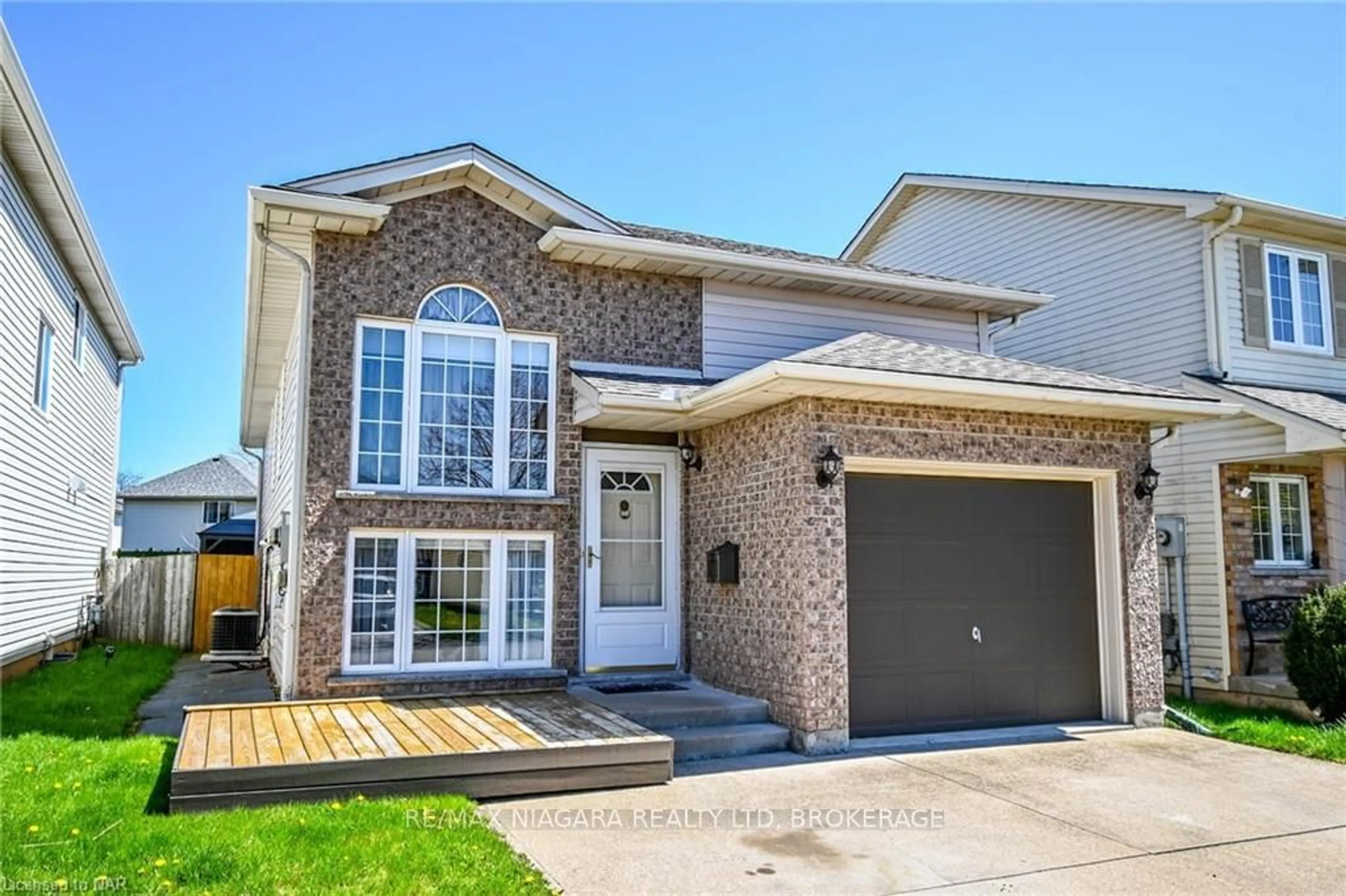 Frontside or backside of a home, cottage for 14 JENNIFER Cres, St. Catharines Ontario L2M 7Y9