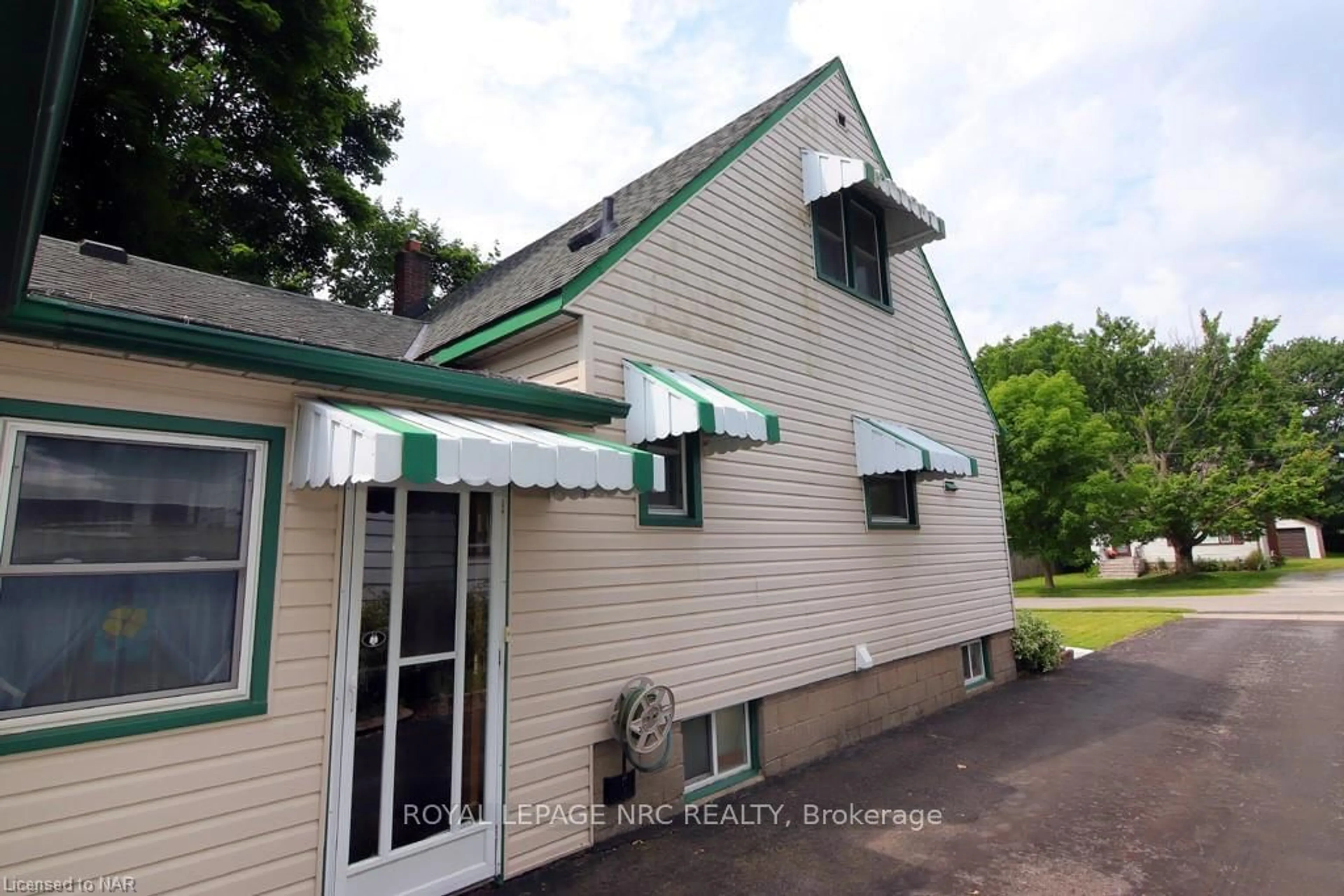 Frontside or backside of a home, the front or back of building for 6776 BETTY Ave, Niagara Falls Ontario L2G 5W3