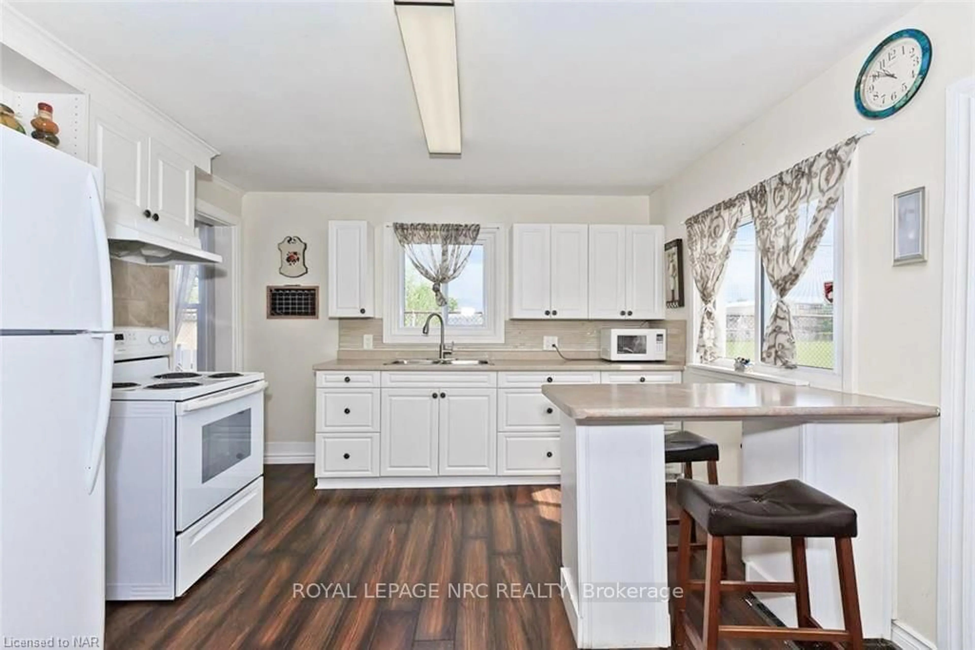 Open concept kitchen for 144 BURGAR St, Welland Ontario L3B 2S8