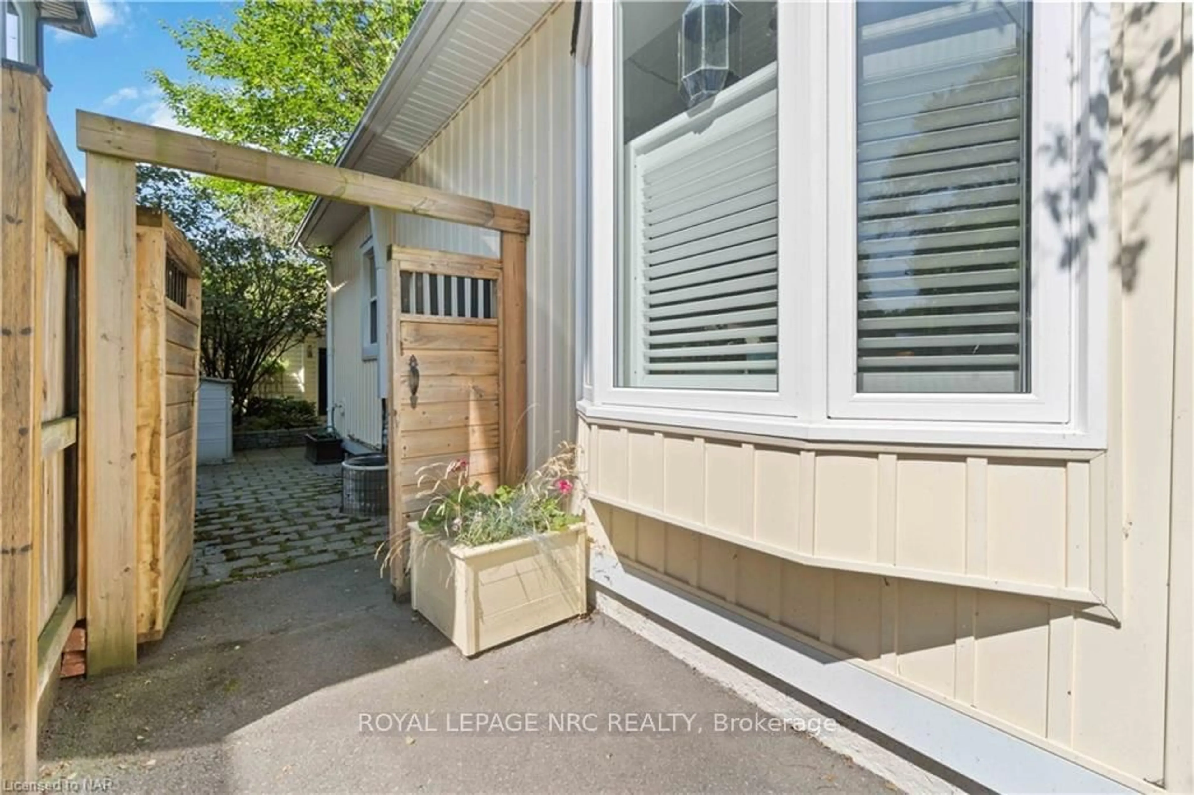 A pic from exterior of the house or condo, the street view for 21 JOHNSTON St, St. Catharines Ontario L2N 5K7