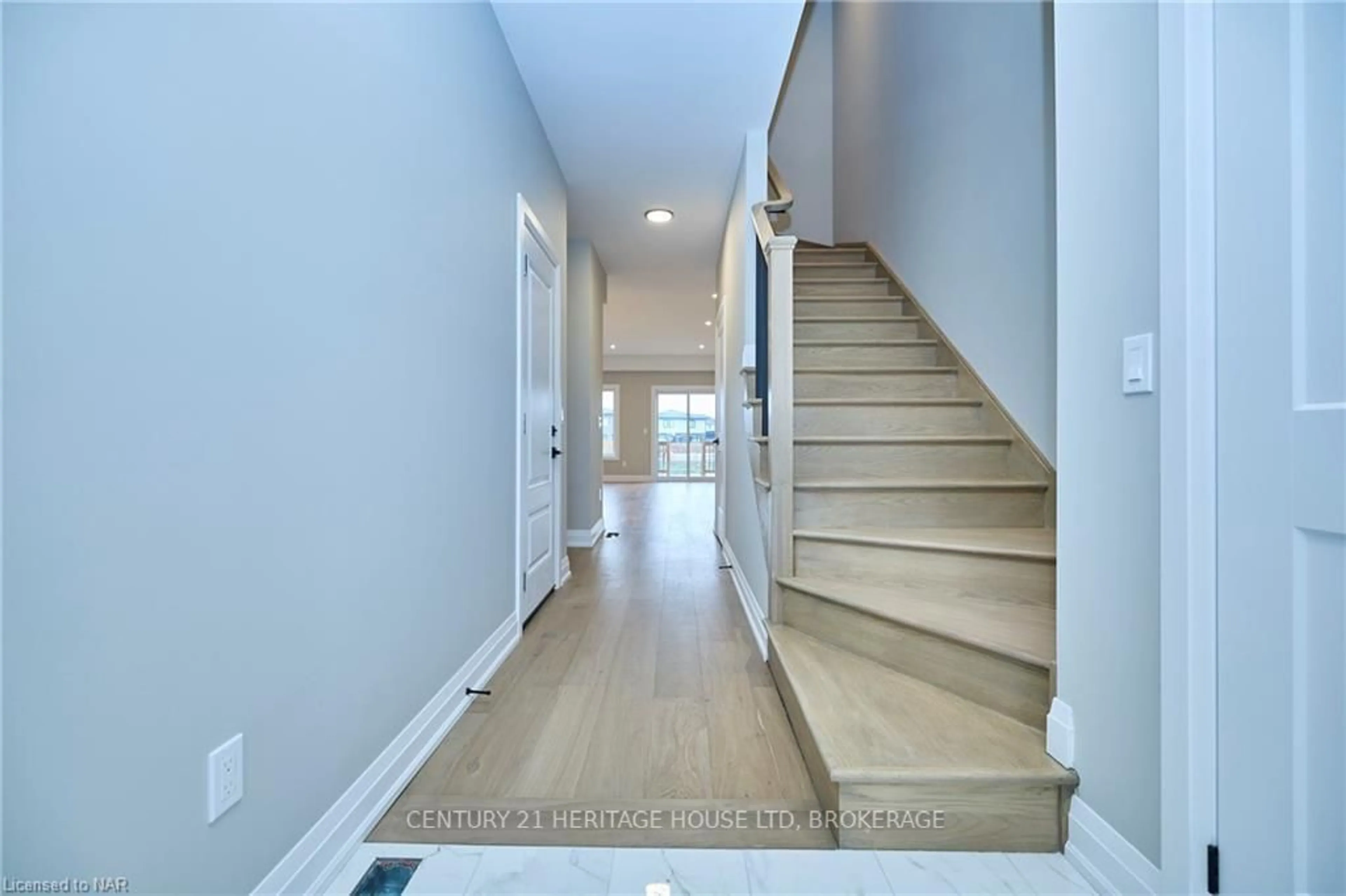 Indoor entryway, wood floors for 106 ELVIRA Way, Thorold Ontario L2V 0B7