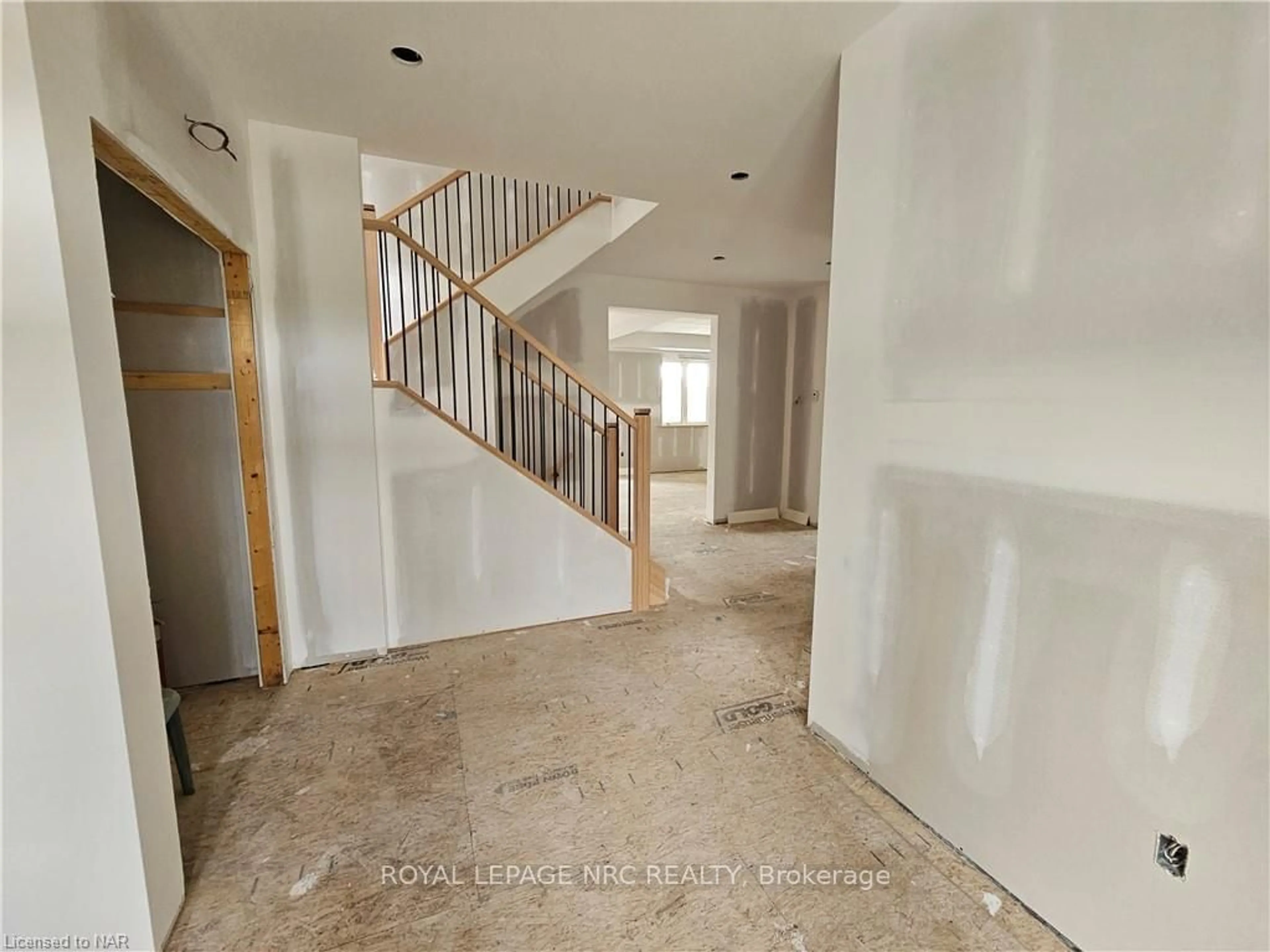 Indoor foyer, cement floor for 4705 LEE Ave, Niagara Falls Ontario L2H 1M7