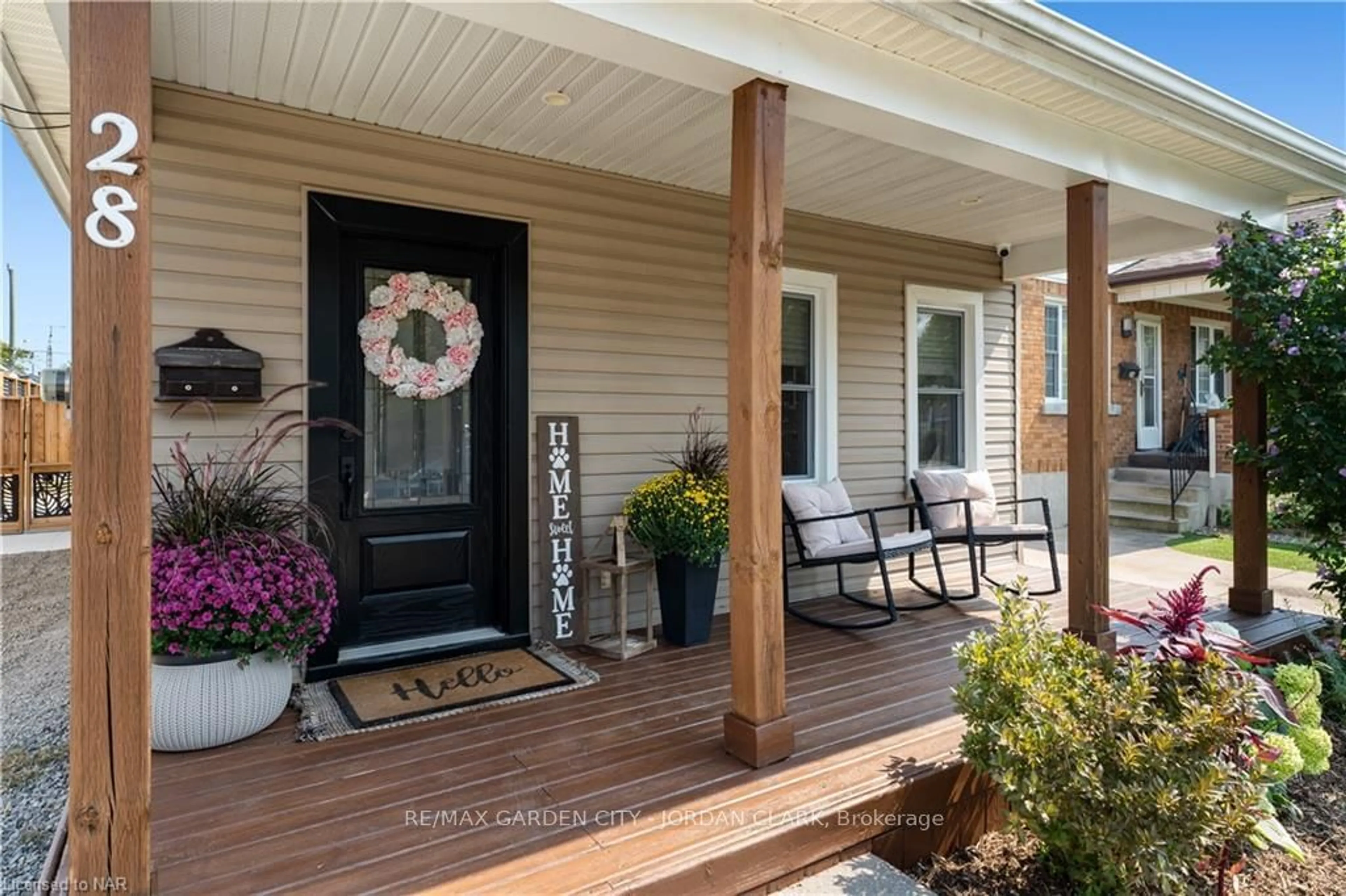 Indoor entryway, wood floors for 28 ELBERTA St, St. Catharines Ontario L2M 5M5