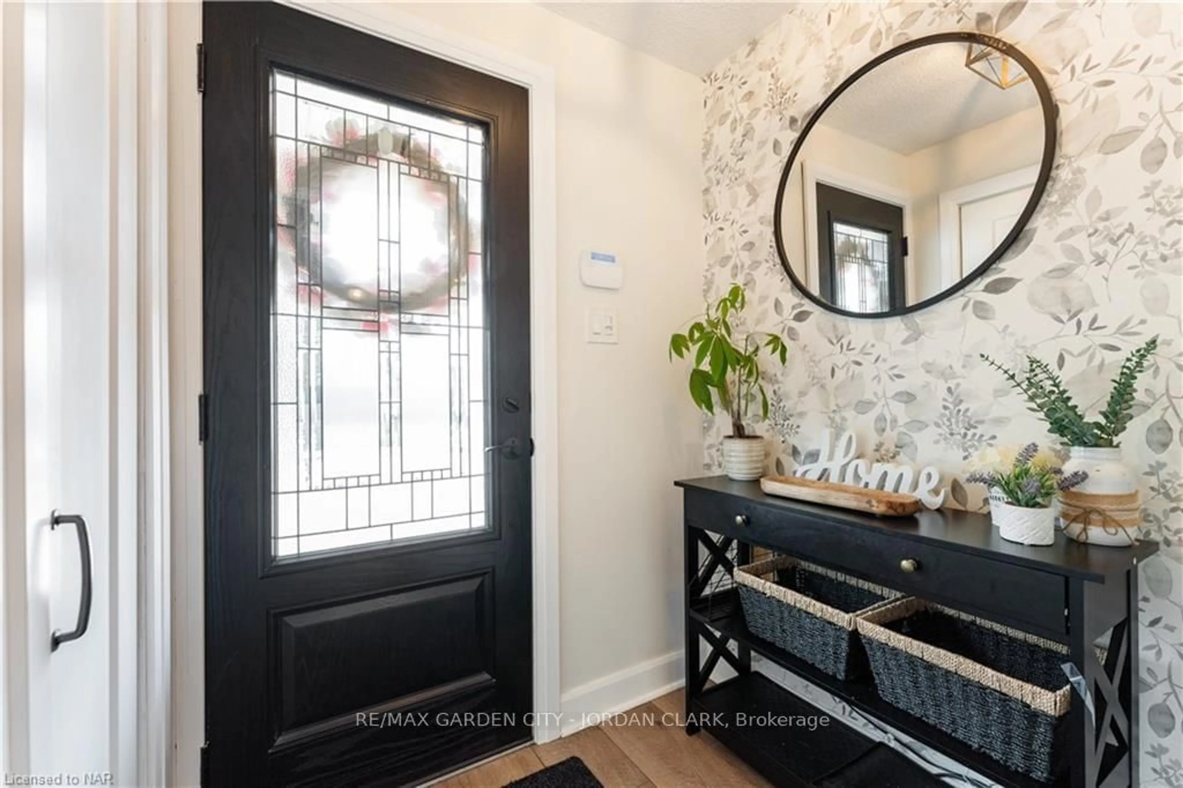 Indoor entryway, wood floors for 28 ELBERTA St, St. Catharines Ontario L2M 5M5