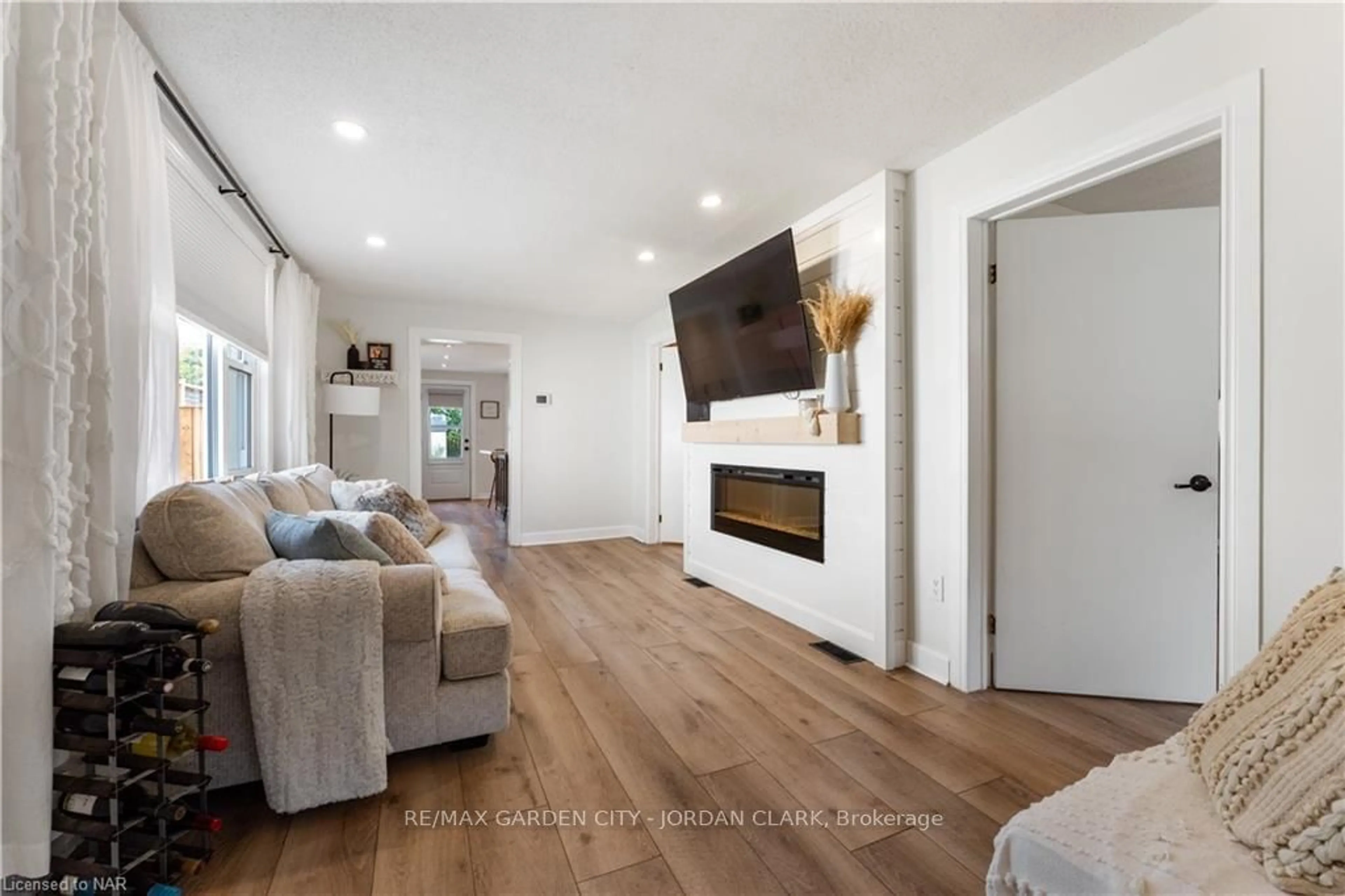 Living room, wood floors for 28 ELBERTA St, St. Catharines Ontario L2M 5M5