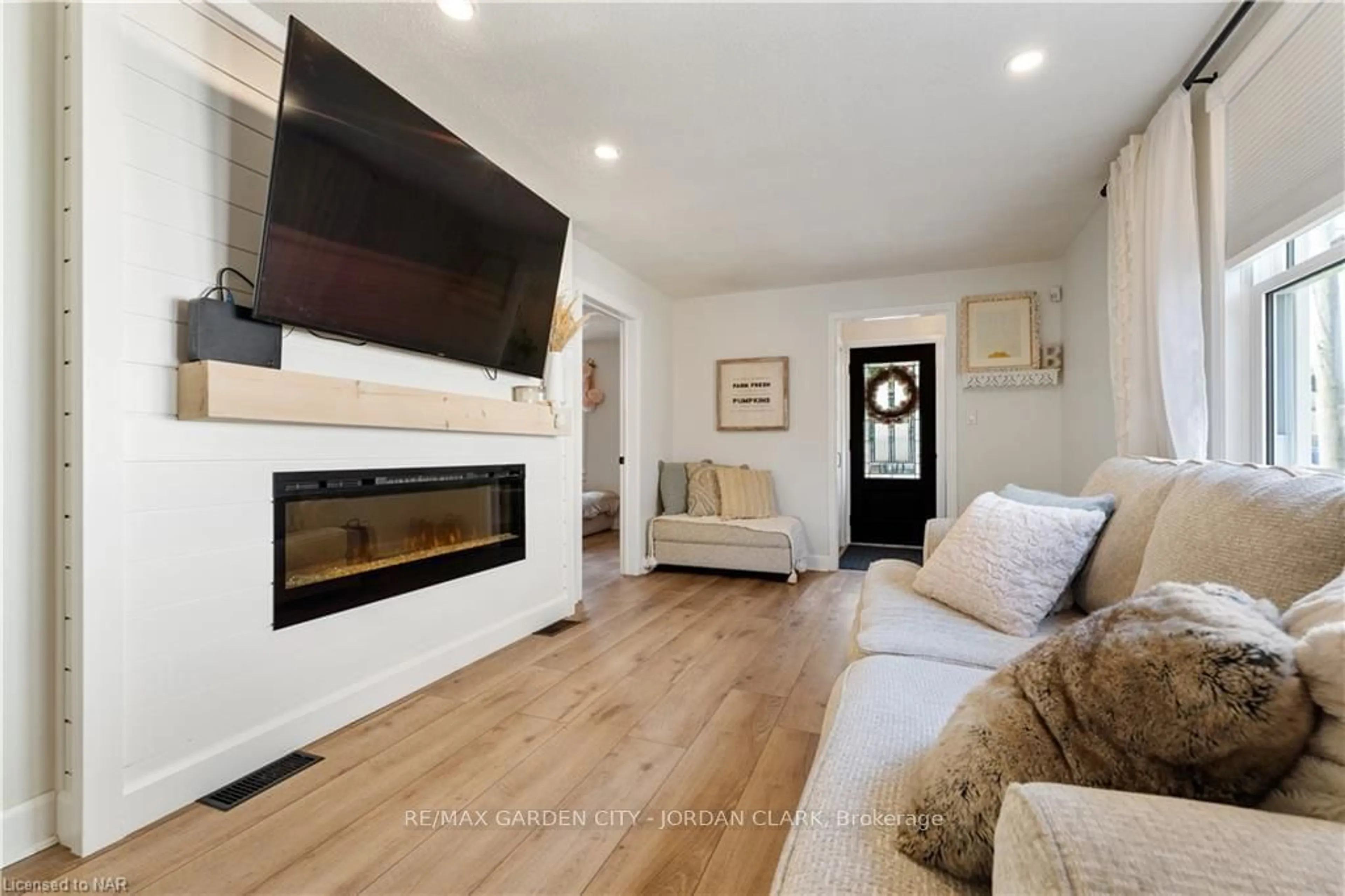 Living room, wood floors for 28 ELBERTA St, St. Catharines Ontario L2M 5M5