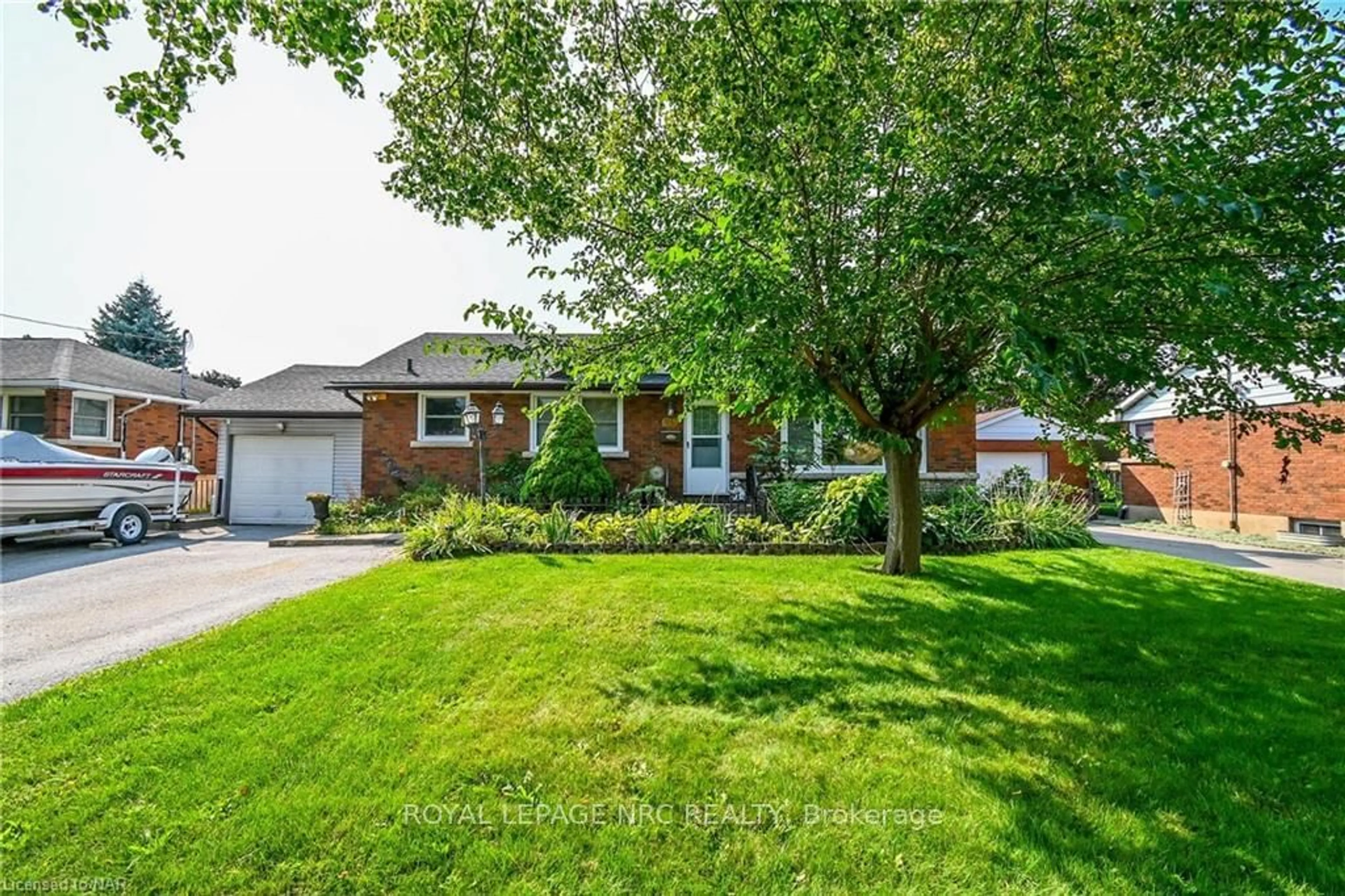 Frontside or backside of a home, the street view for 449 BUNTING Rd, St. Catharines Ontario L2M 3Z3