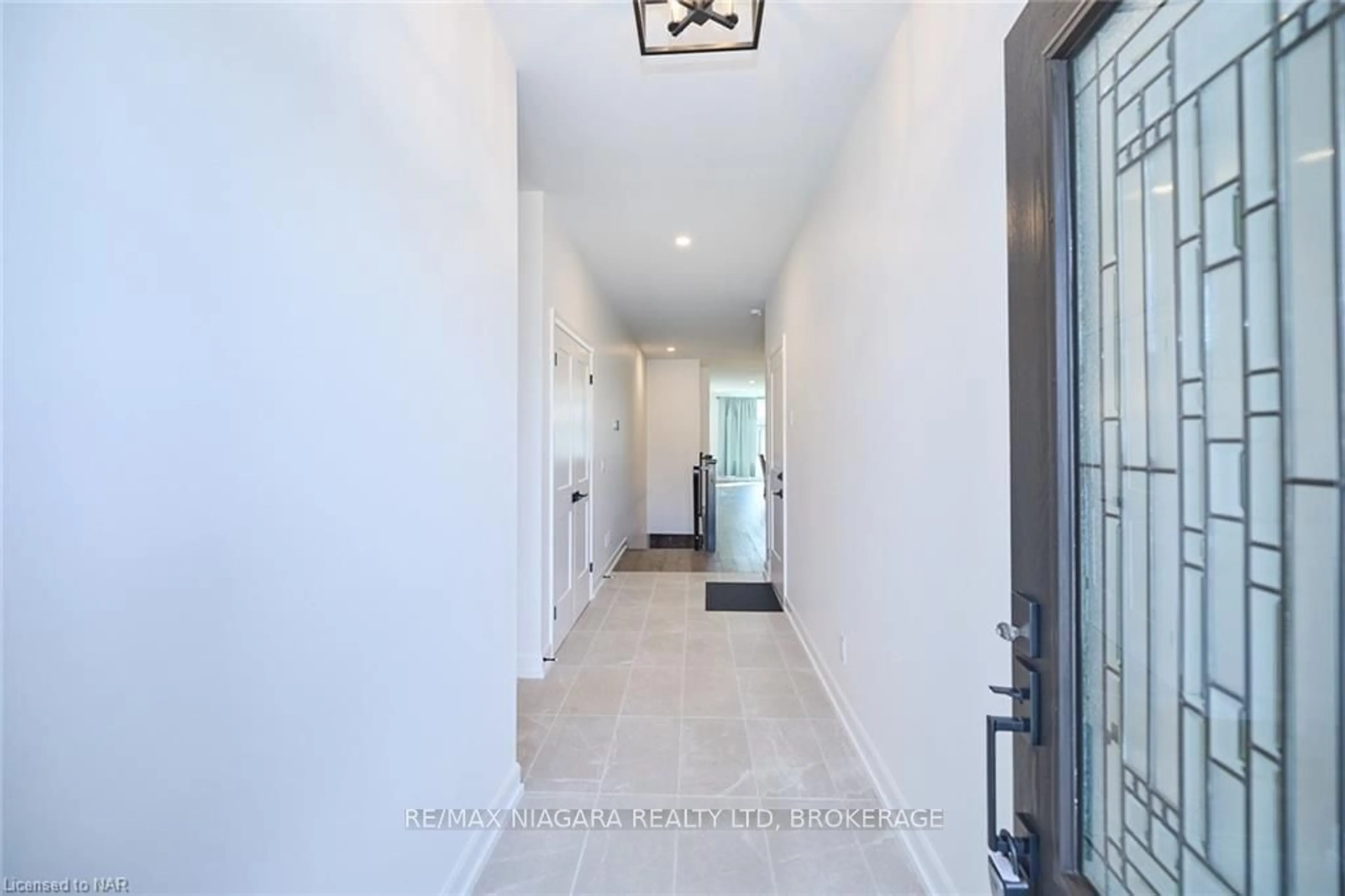 Indoor foyer, wood floors for 3924 MITCHELL Cres, Fort Erie Ontario L0S 1S0