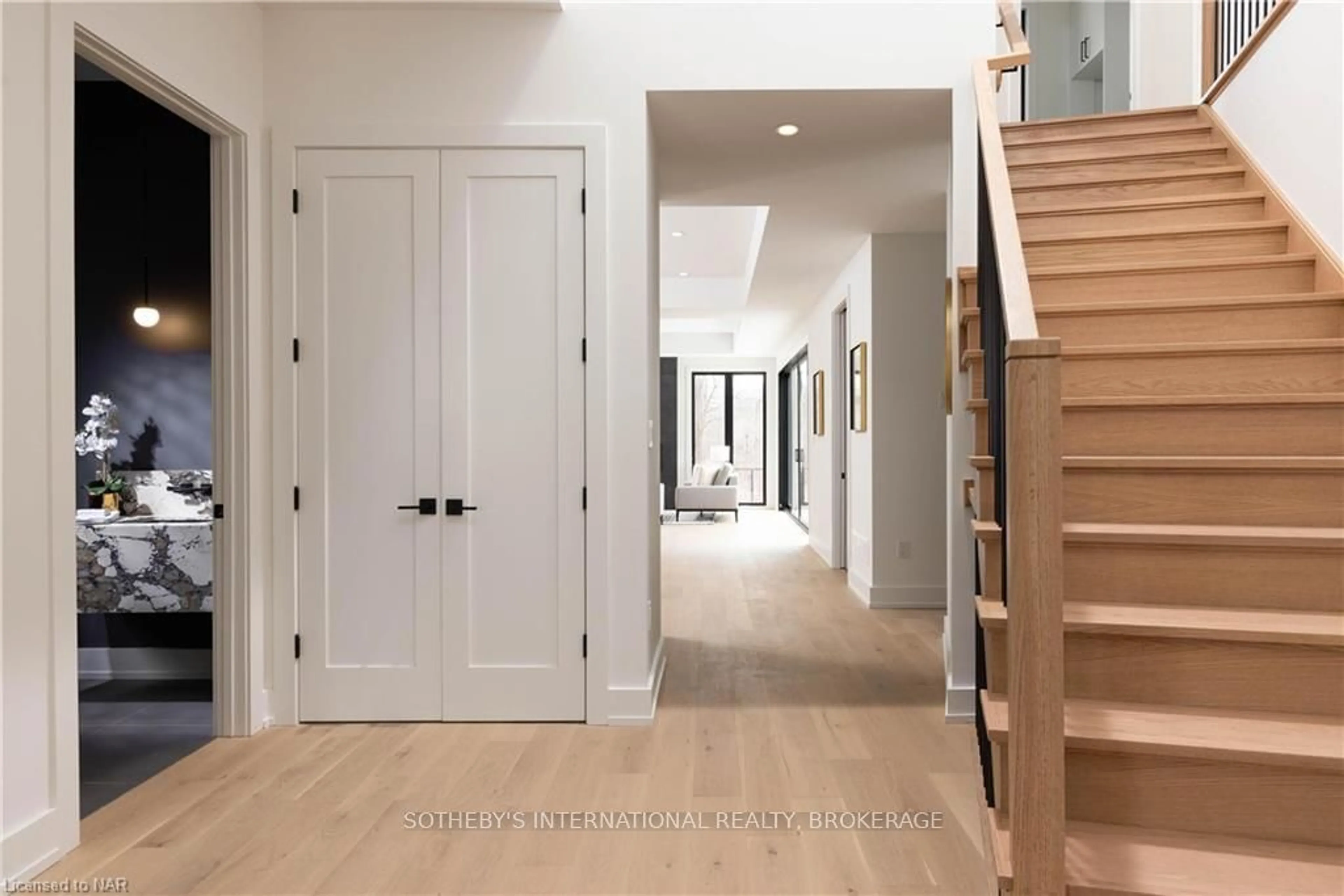 Indoor entryway, wood floors for 82 MILLPOND Rd, Niagara-on-the-Lake Ontario L0S 1P0