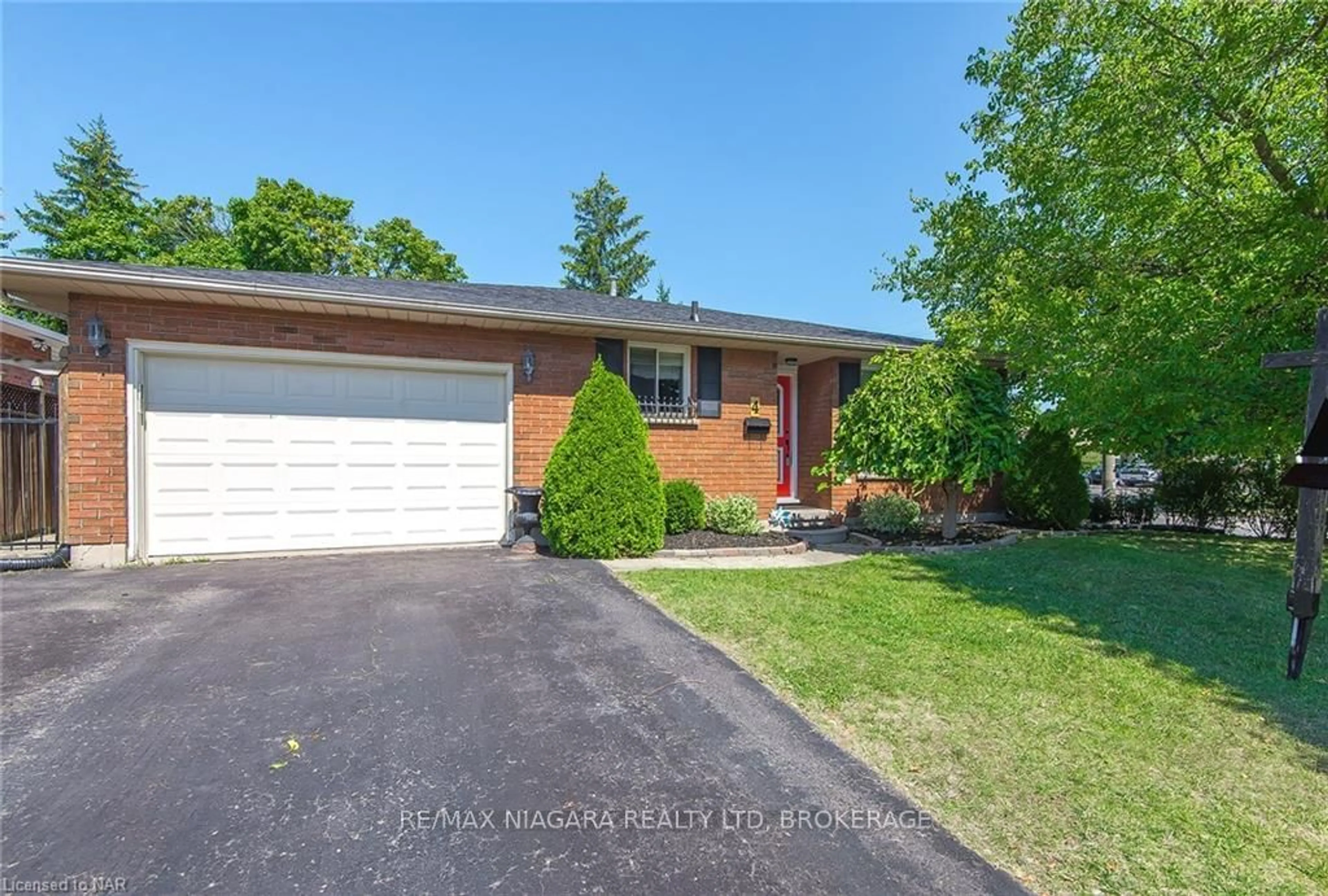 Frontside or backside of a home, the street view for 4 COLLEGE PARK Dr, Welland Ontario L3C 6Z6