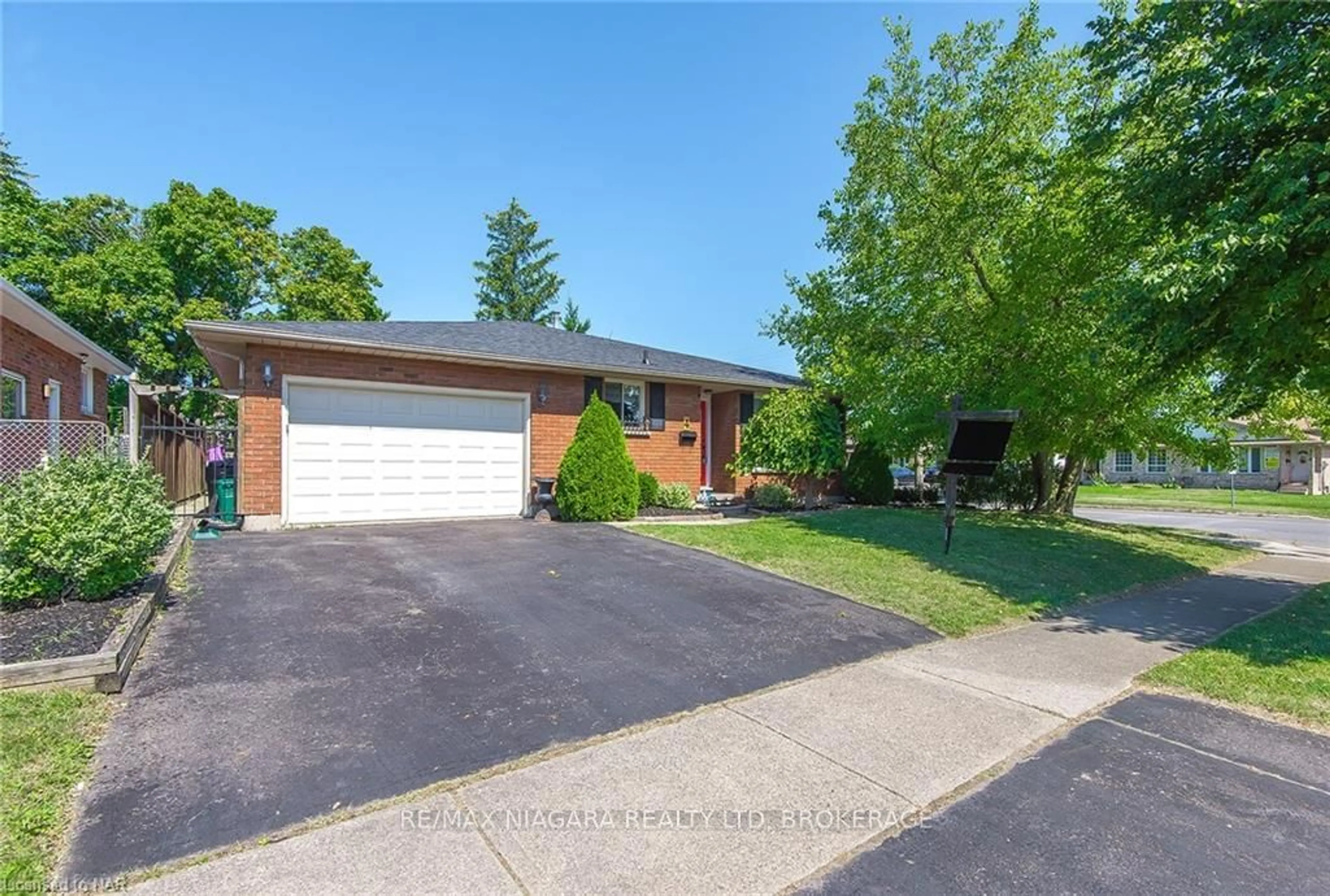 Frontside or backside of a home, the street view for 4 COLLEGE PARK Dr, Welland Ontario L3C 6Z6