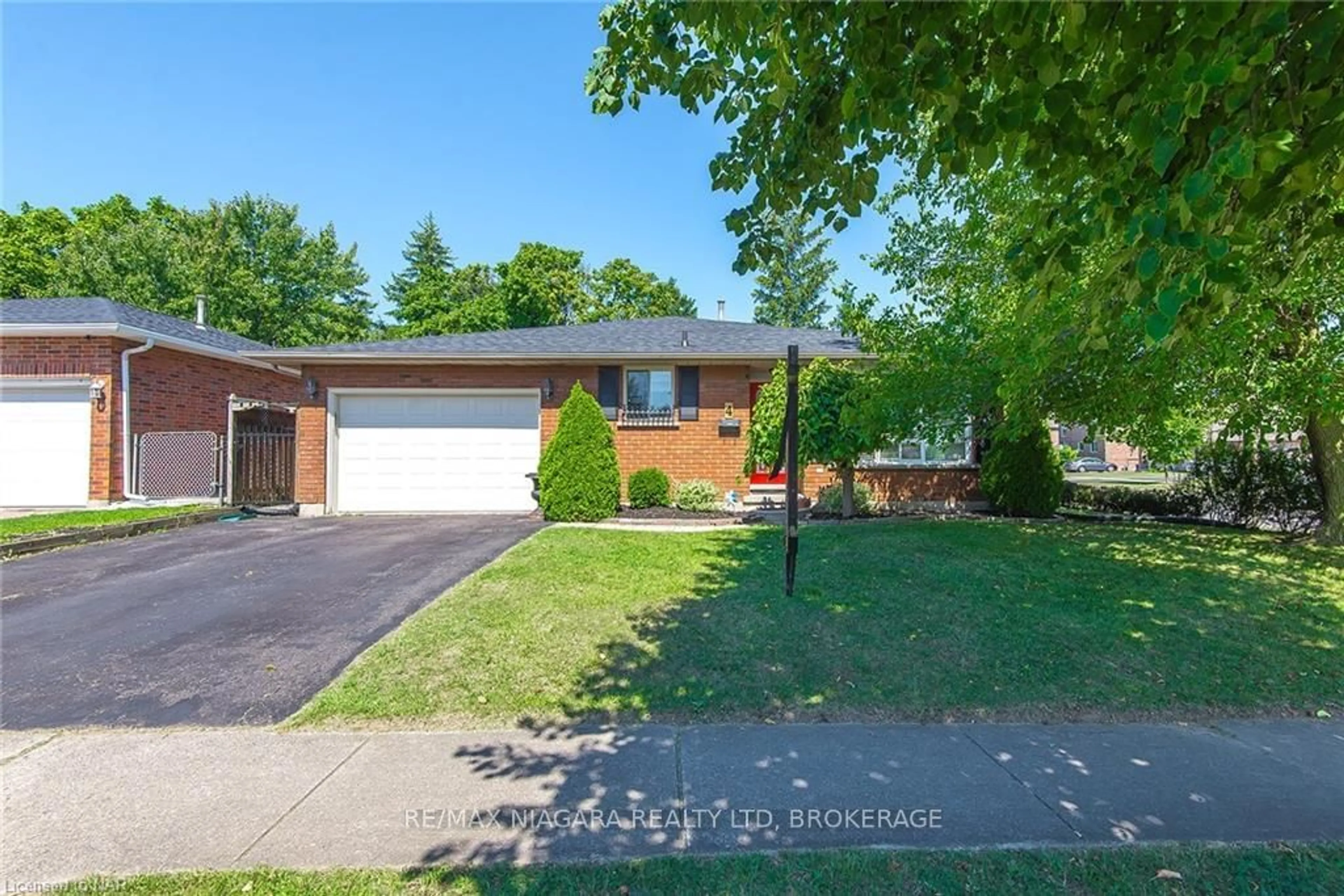 Frontside or backside of a home, the street view for 4 COLLEGE PARK Dr, Welland Ontario L3C 6Z6