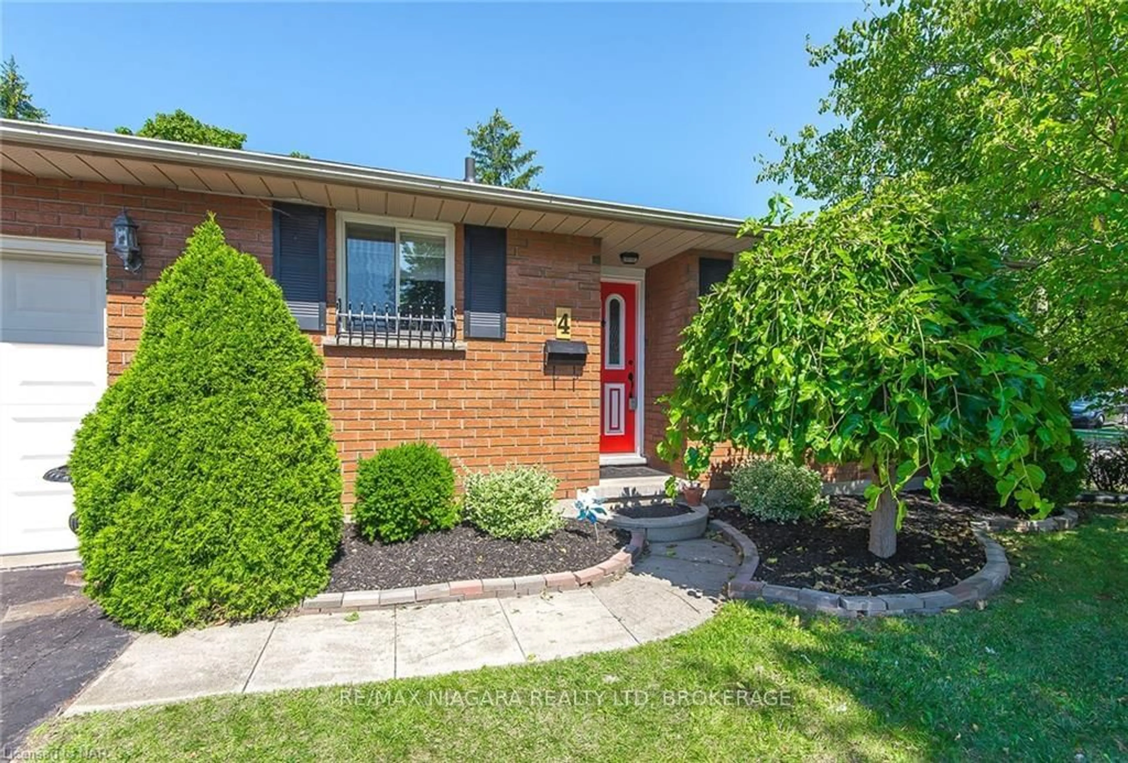 Home with brick exterior material for 4 COLLEGE PARK Dr, Welland Ontario L3C 6Z6