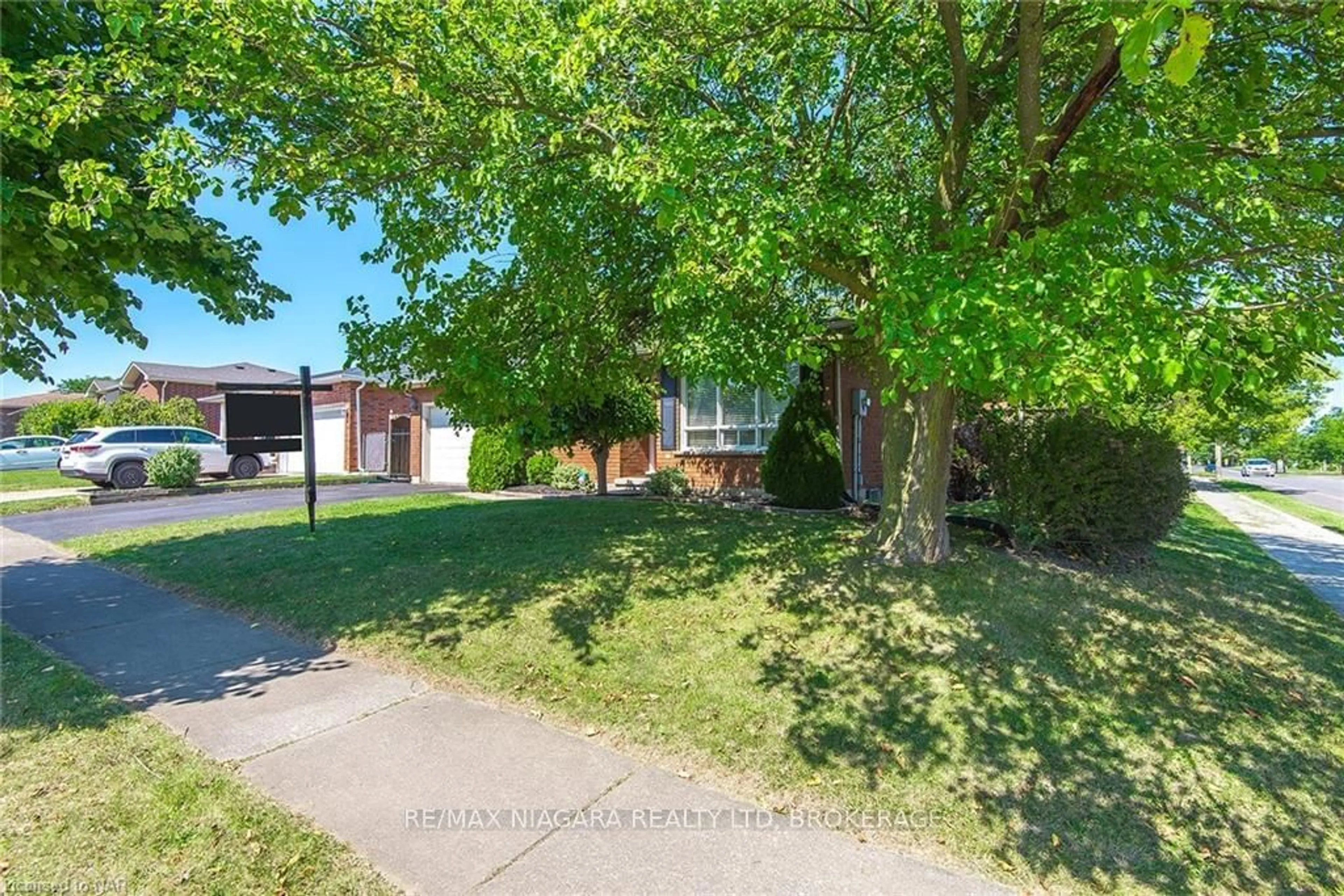 Frontside or backside of a home, the fenced backyard for 4 COLLEGE PARK Dr, Welland Ontario L3C 6Z6