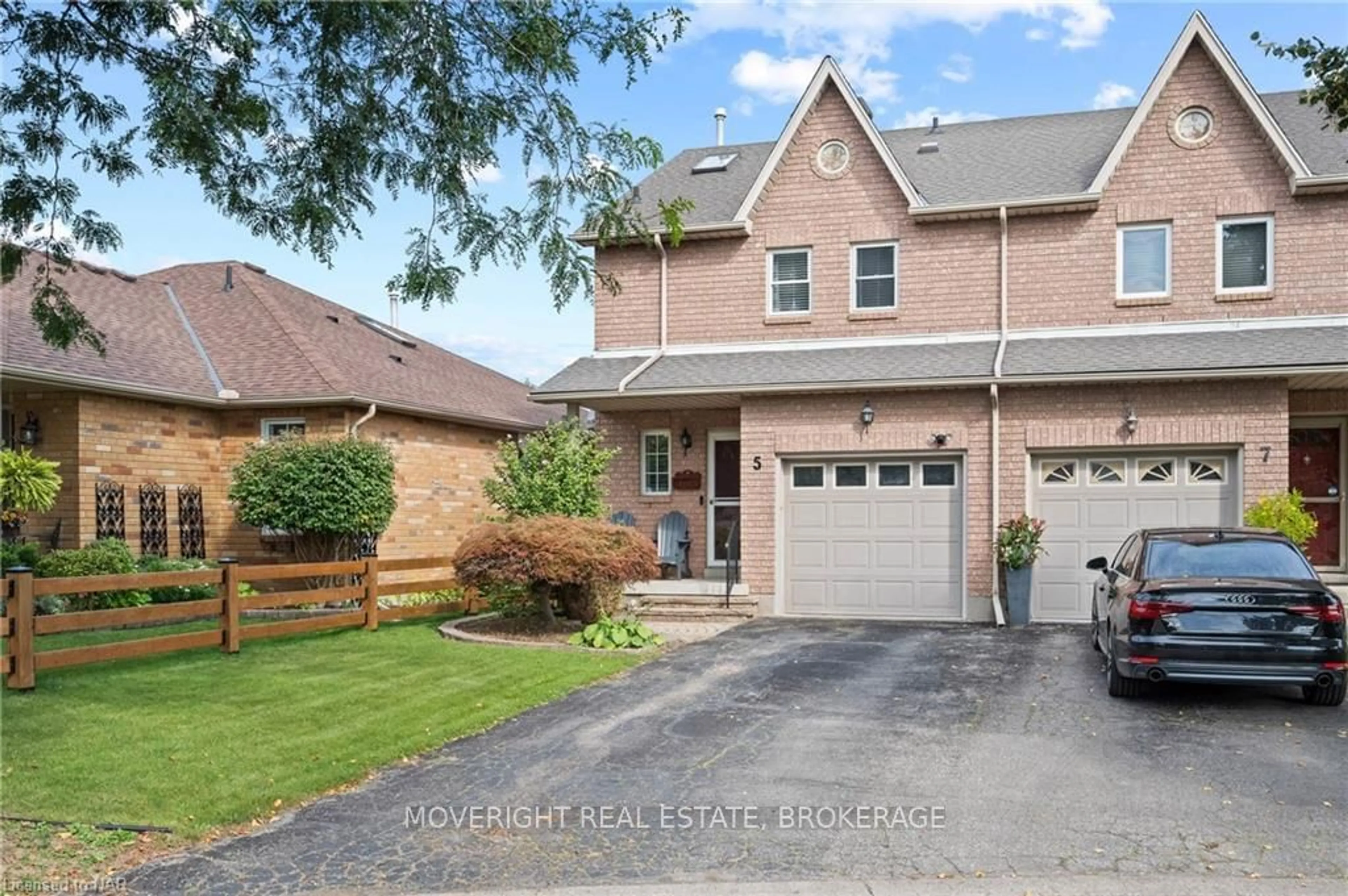 Frontside or backside of a home, cottage for 5 FONTHILL Crt, St. Catharines Ontario L2N 7R4