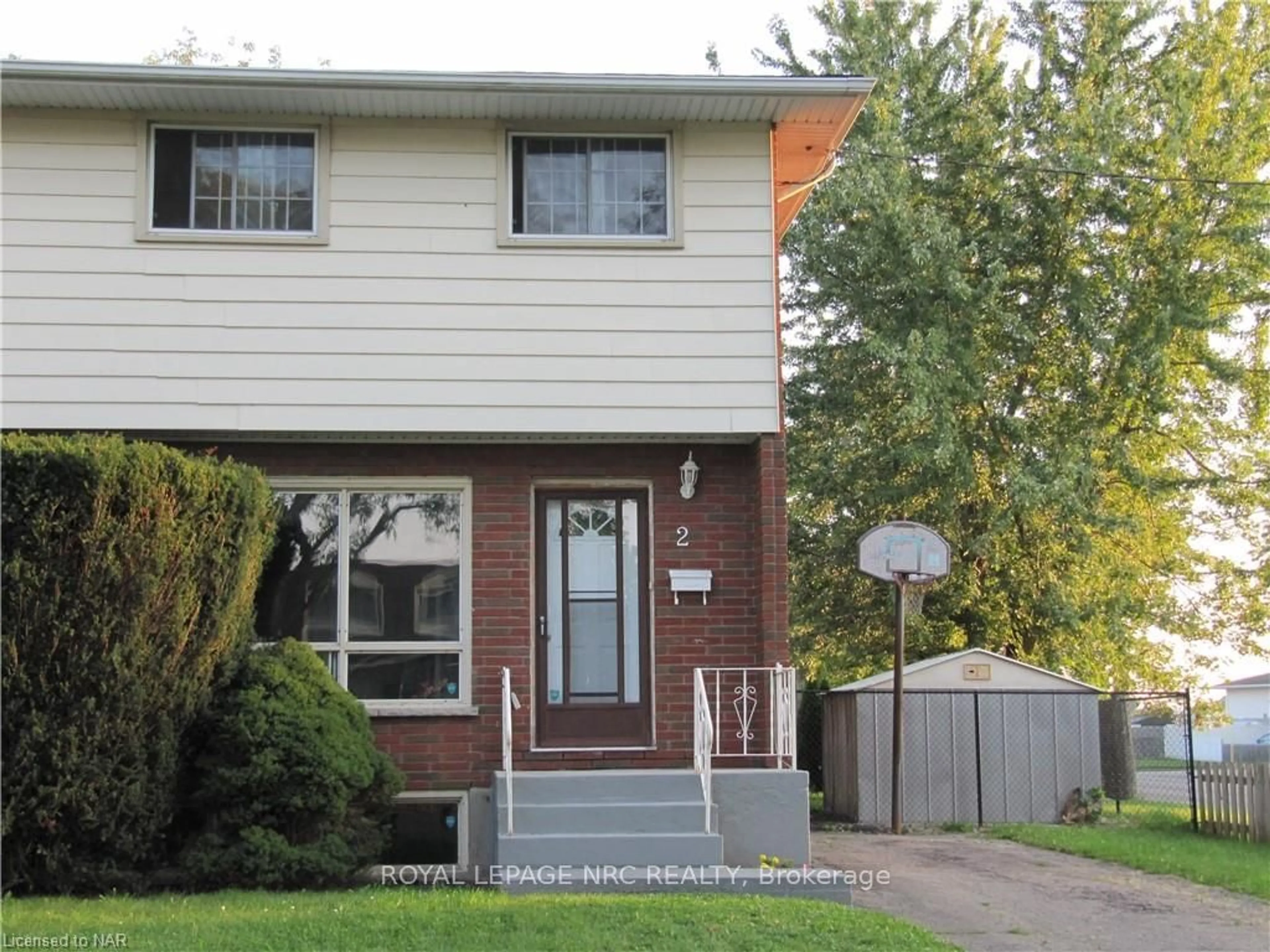 Frontside or backside of a home, cottage for 2 BLACK KNIGHT Rd, St. Catharines Ontario L2N 3C1