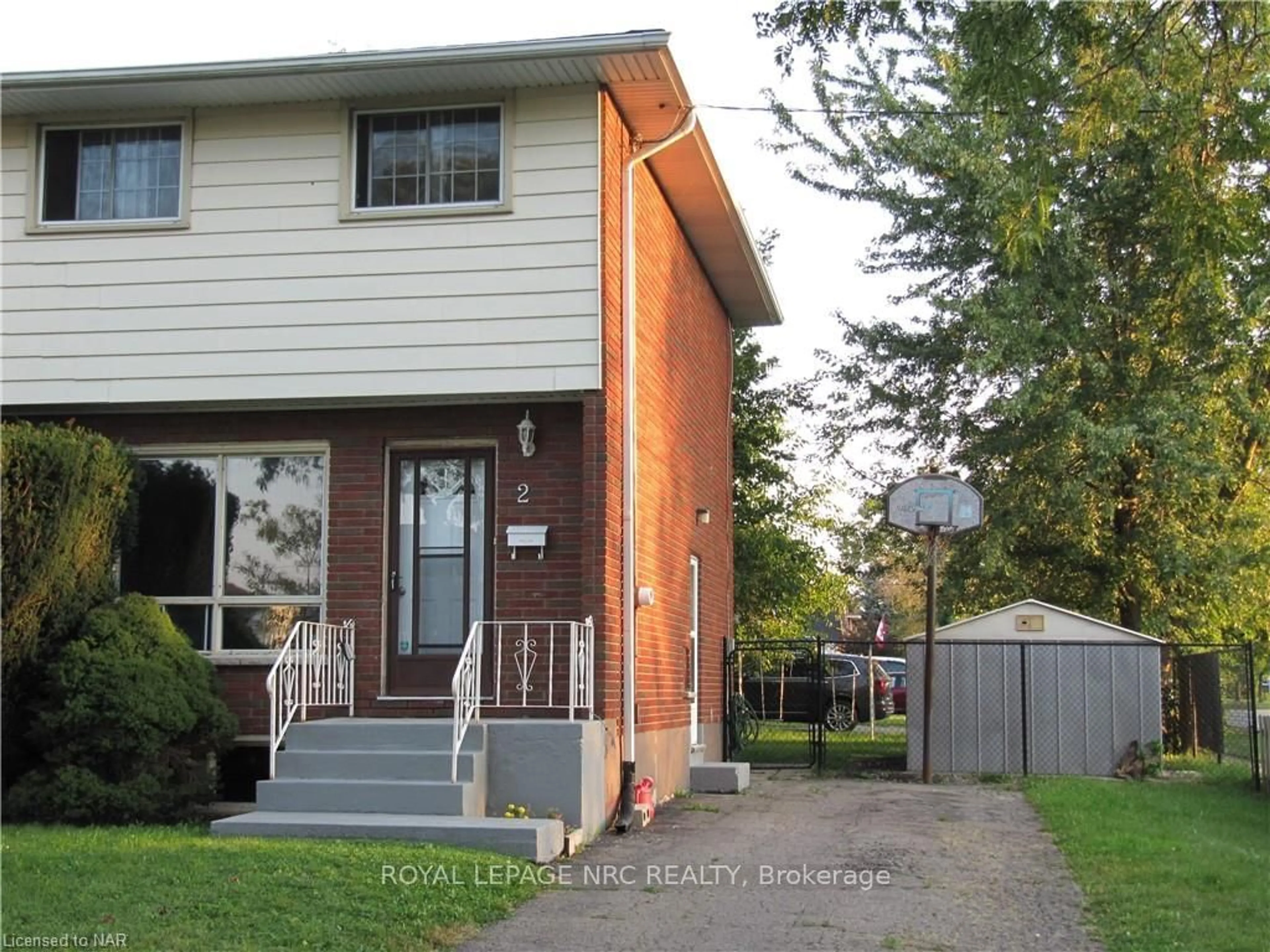 Frontside or backside of a home, cottage for 2 BLACK KNIGHT Rd, St. Catharines Ontario L2N 3C1