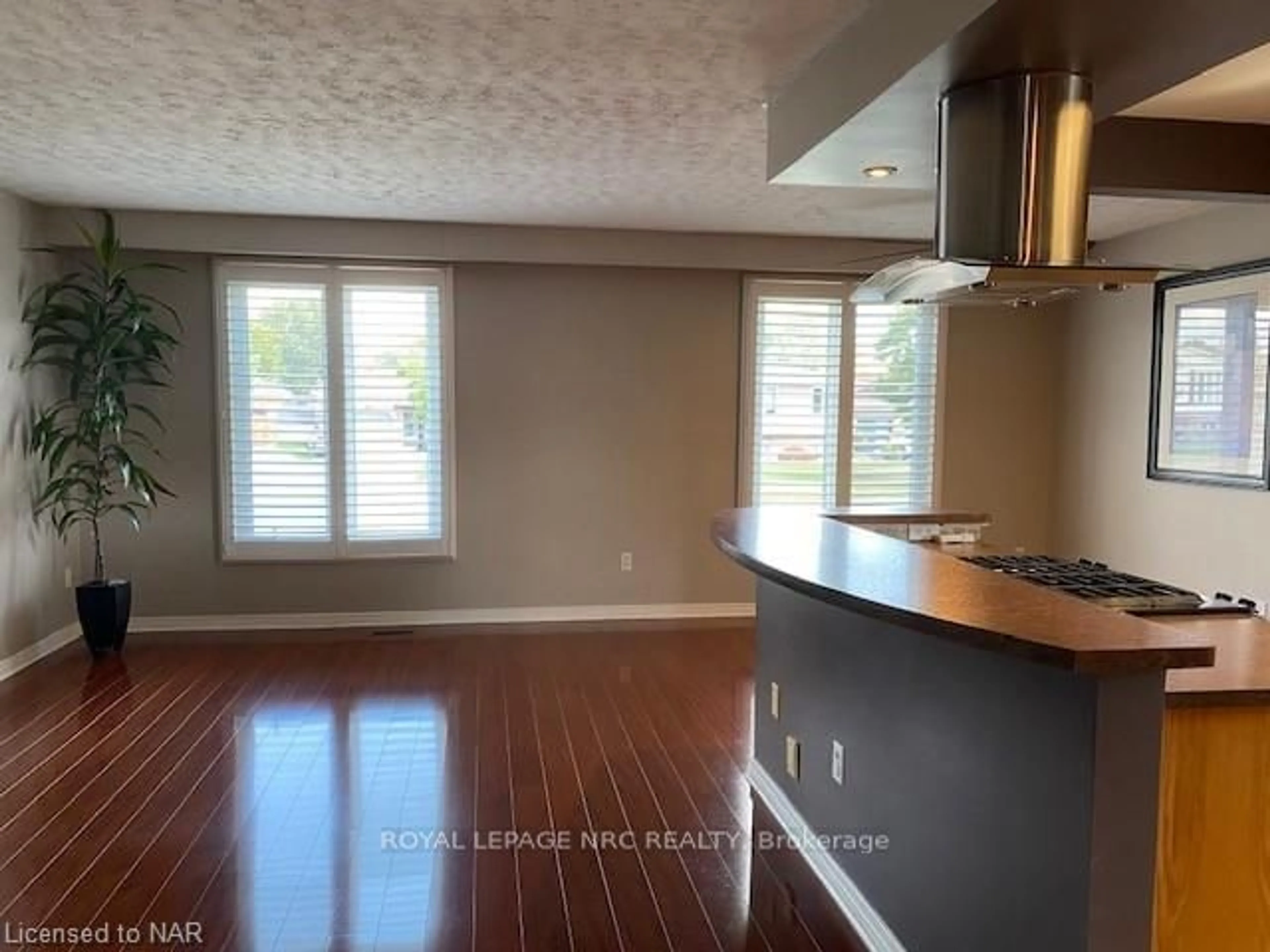 Open concept kitchen for 27 ARGYLE Crt, Welland Ontario L3C 6J1