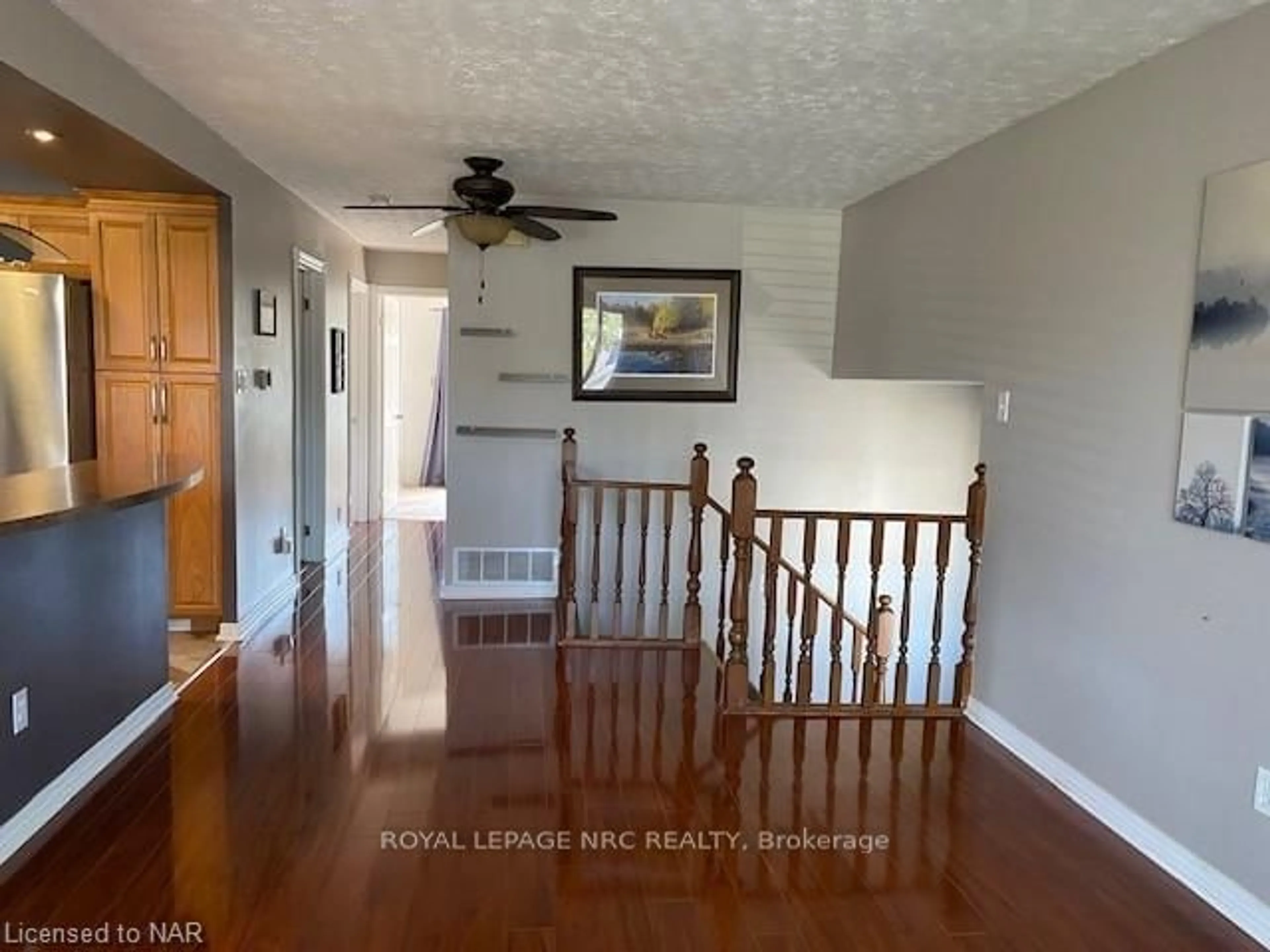 Indoor entryway, wood floors for 27 ARGYLE Crt, Welland Ontario L3C 6J1