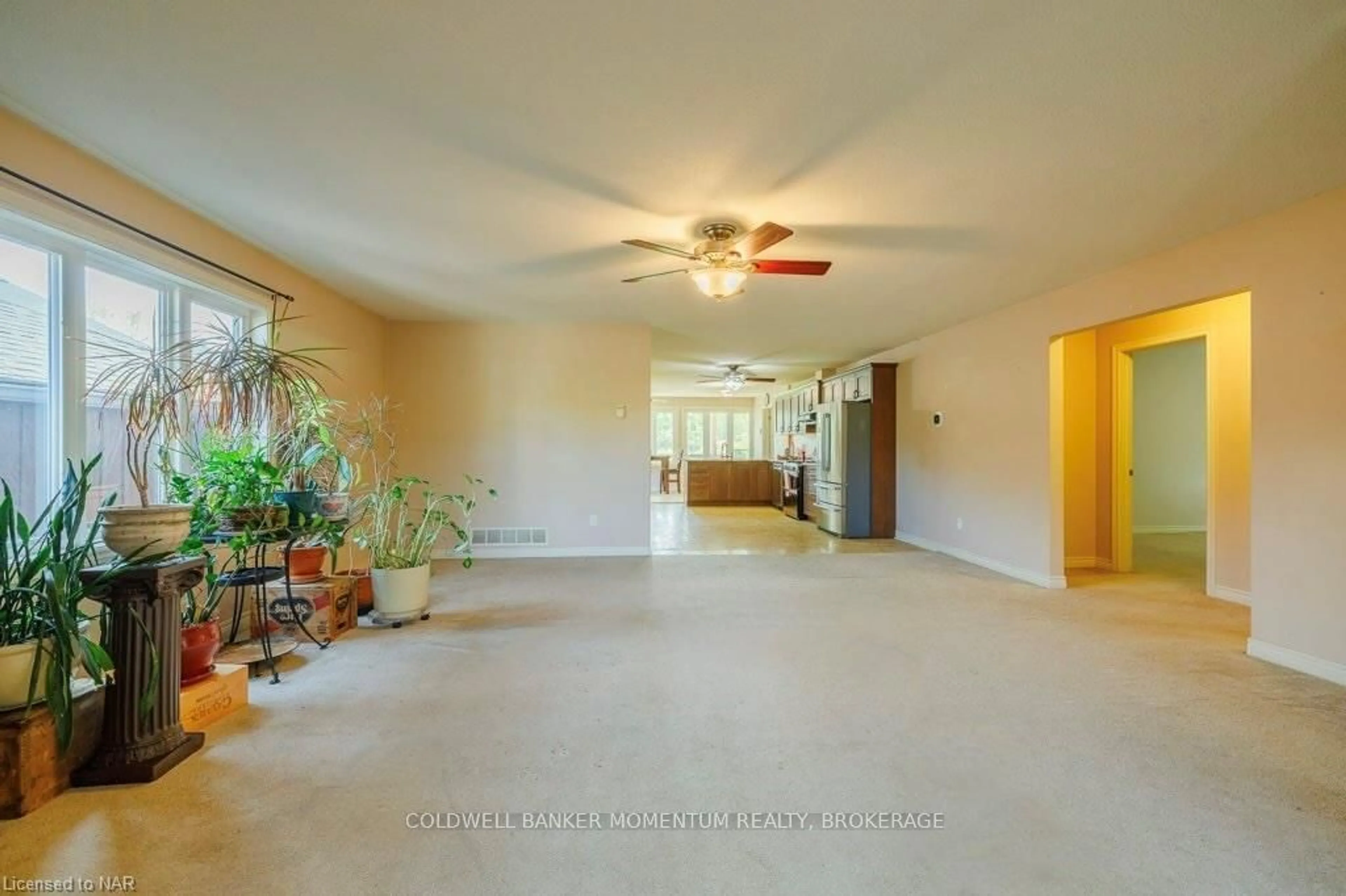 Indoor foyer, carpet floors for 1065 DOMINION Rd, Fort Erie Ontario L2A 1H3