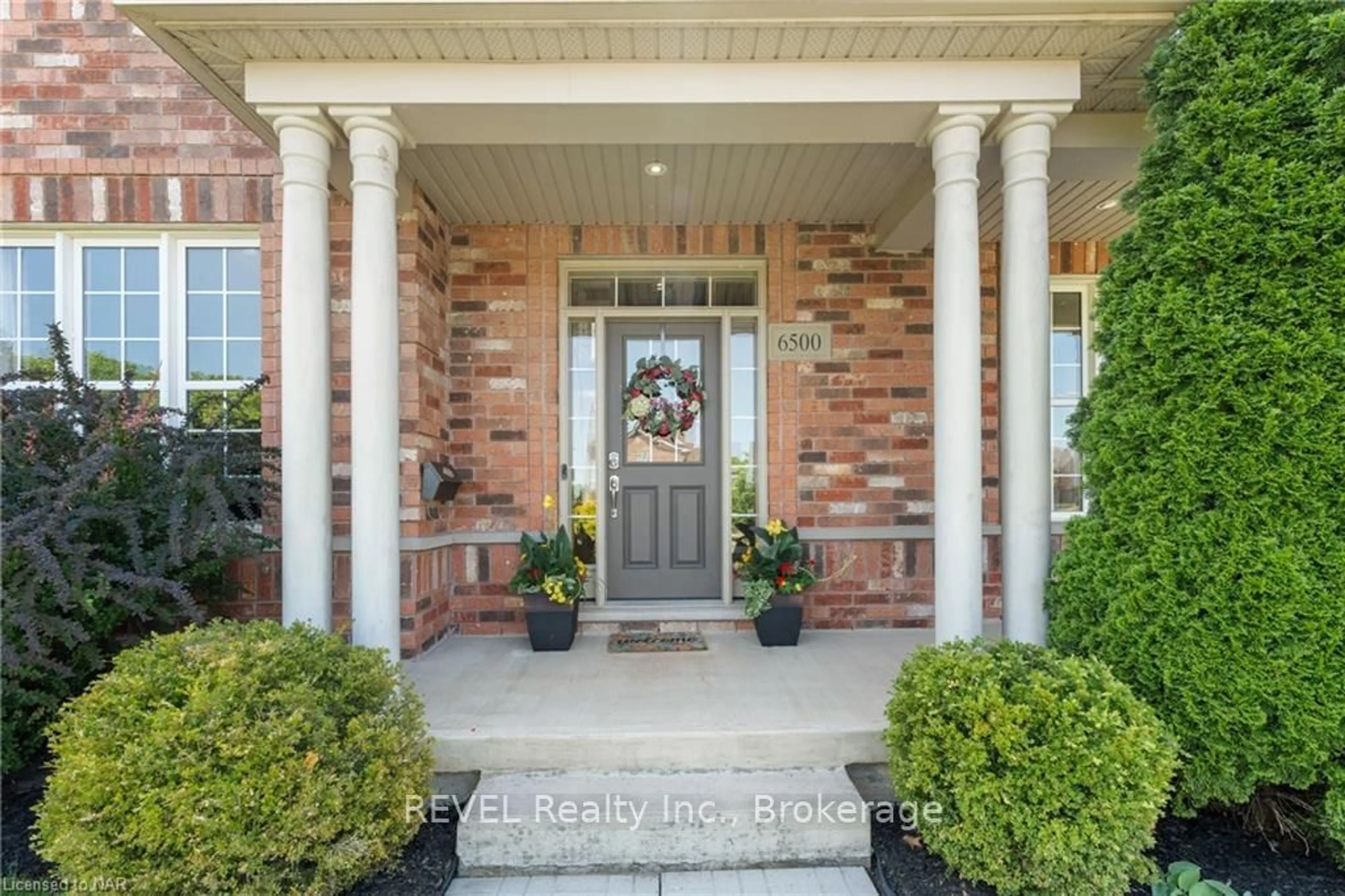 Indoor entryway, wood floors for 6500 ST. MICHAEL Ave, Niagara Falls Ontario L2H 0C5