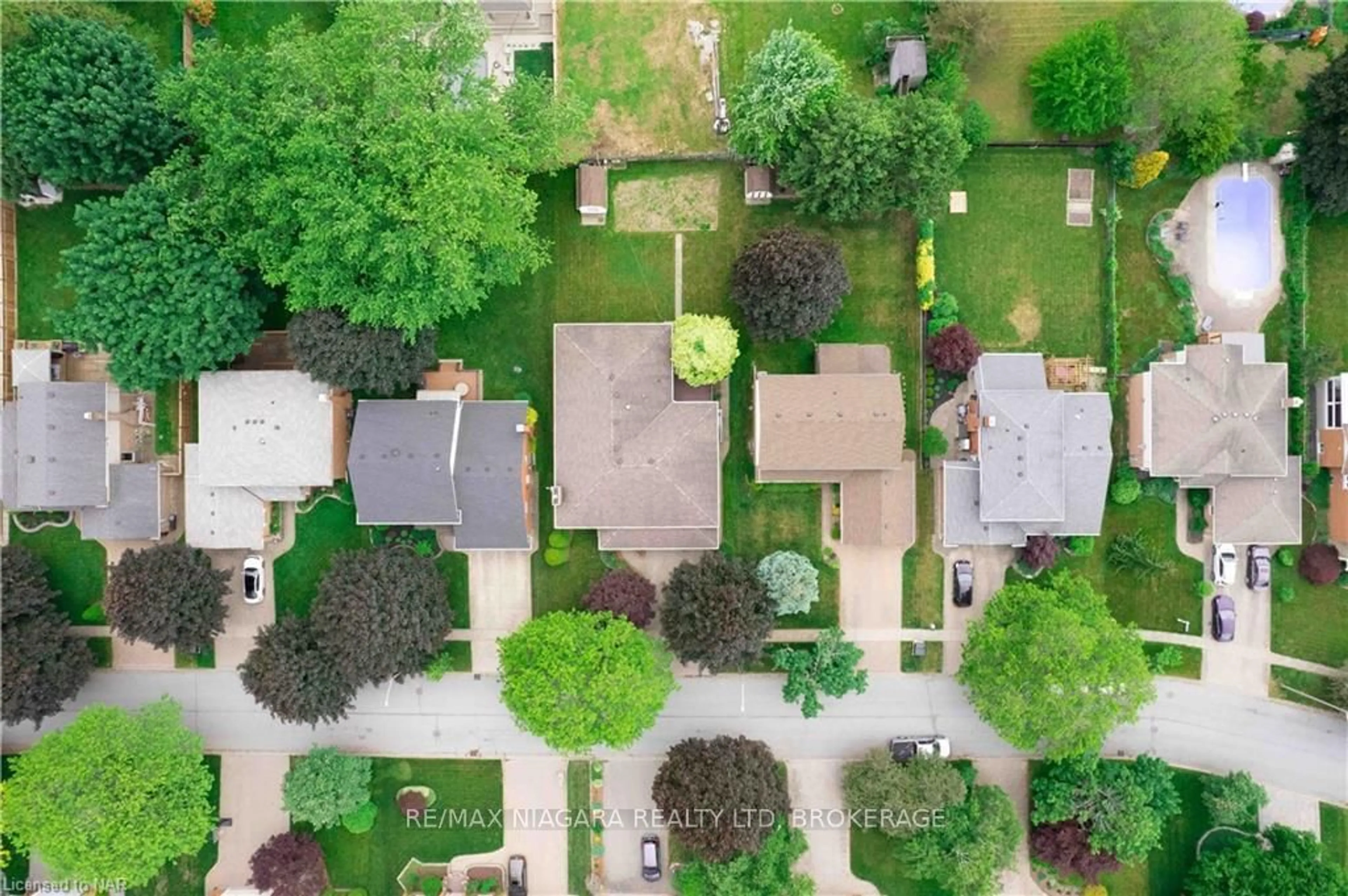 Frontside or backside of a home, the street view for 12 FERN Gate, Pelham Ontario L0S 1E4