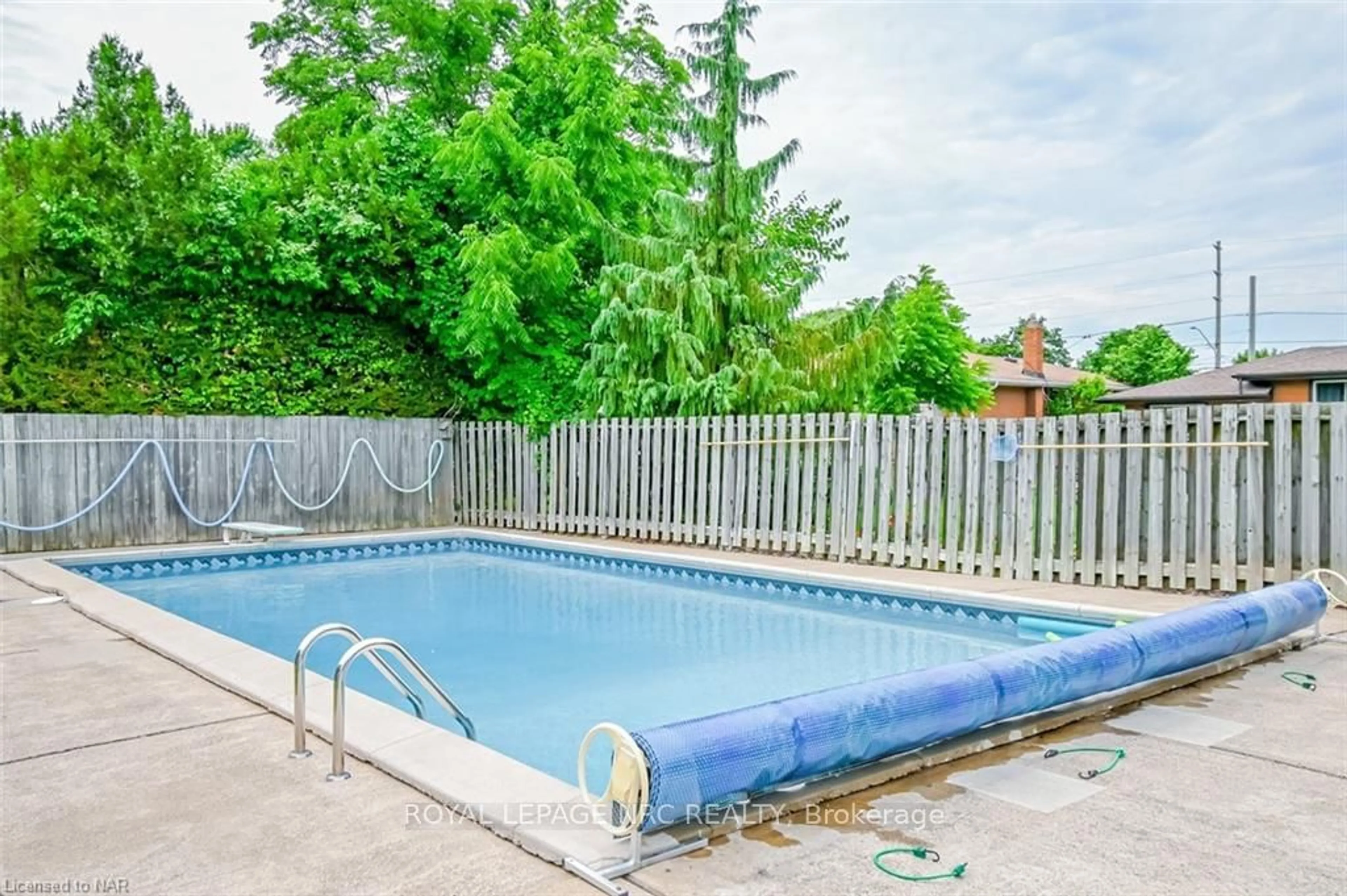 Indoor or outdoor pool for 29 BISHOPS Rd, St. Catharines Ontario L2M 1T8