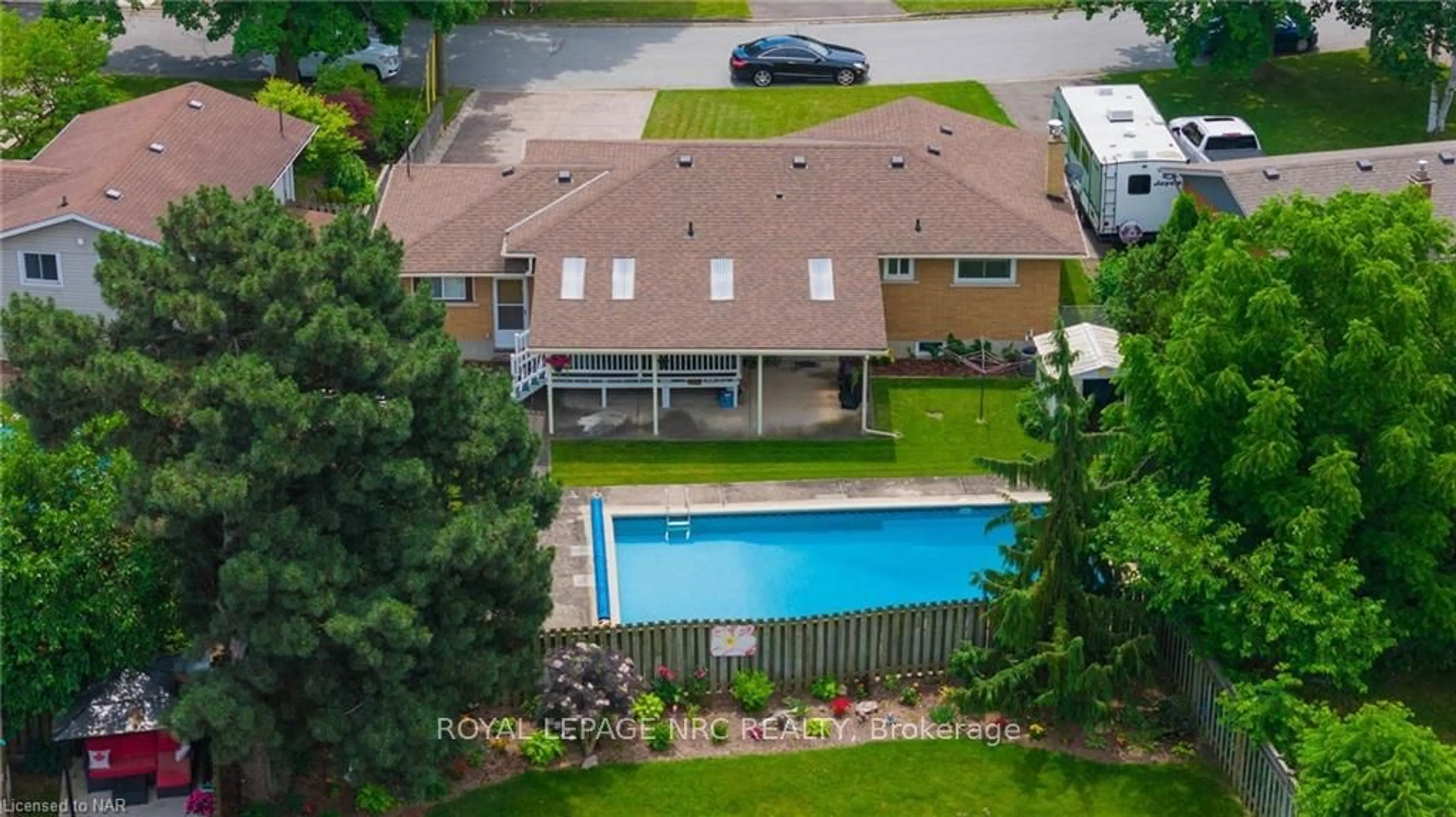 A pic from exterior of the house or condo, the fenced backyard for 29 BISHOPS Rd, St. Catharines Ontario L2M 1T8