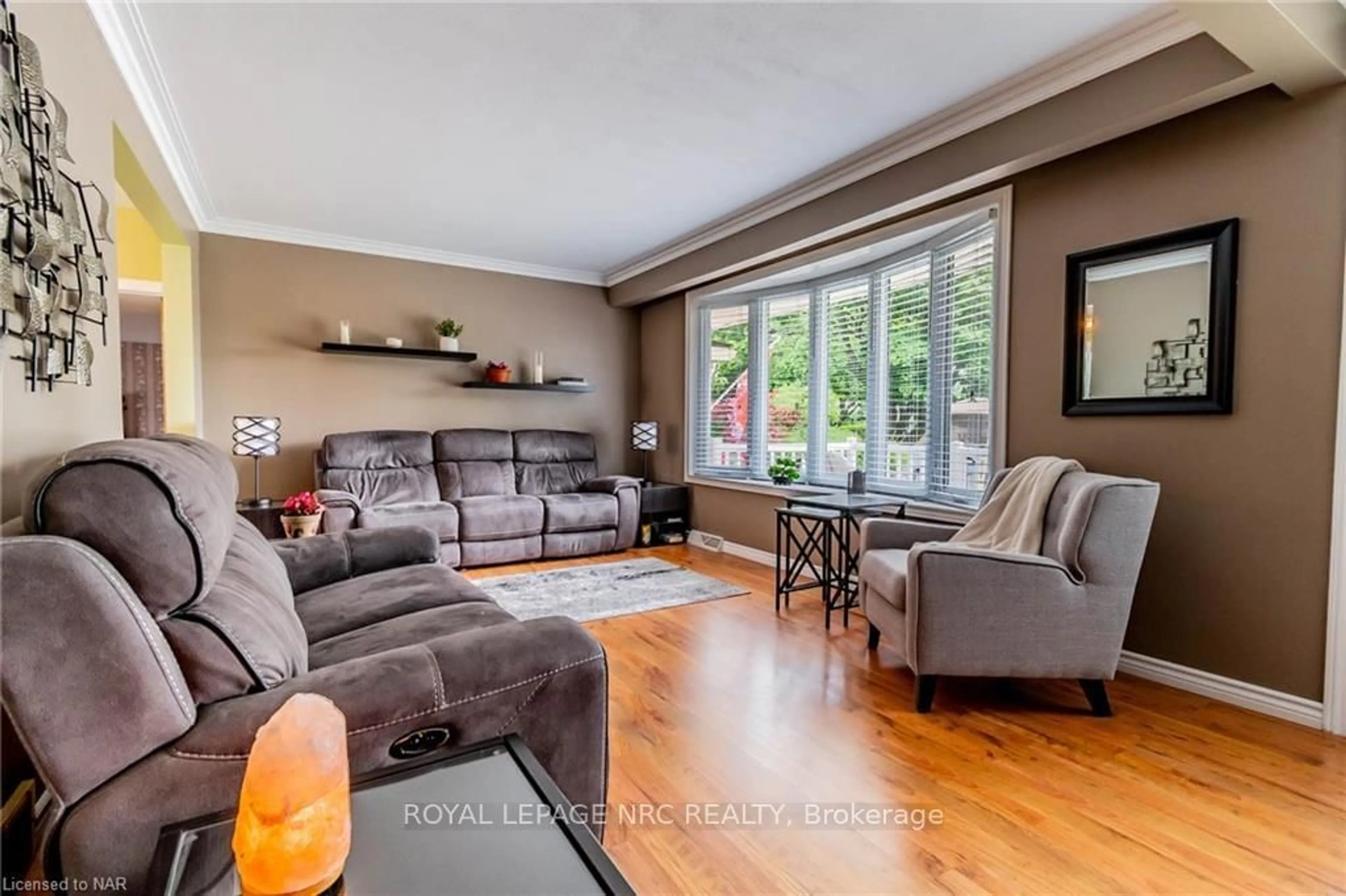 Living room, wood floors for 29 BISHOPS Rd, St. Catharines Ontario L2M 1T8