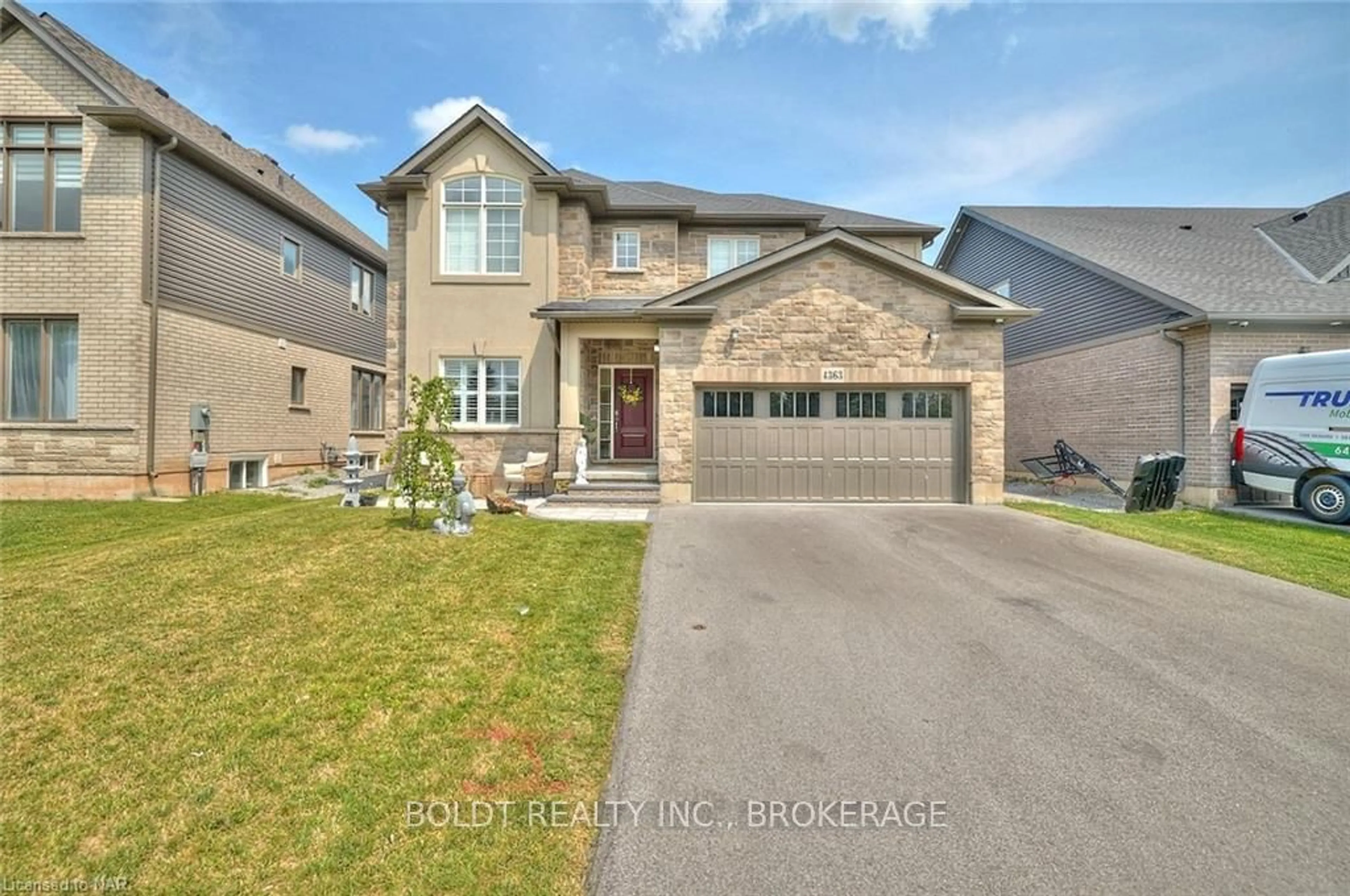 Frontside or backside of a home, the street view for 4363 WILLICK Rd, Niagara Falls Ontario L2G 0Y3